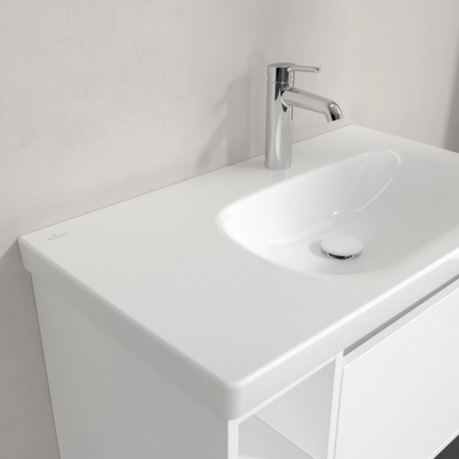Biała umywalka z baterią stojącą z bliska, Villeroy & Boch