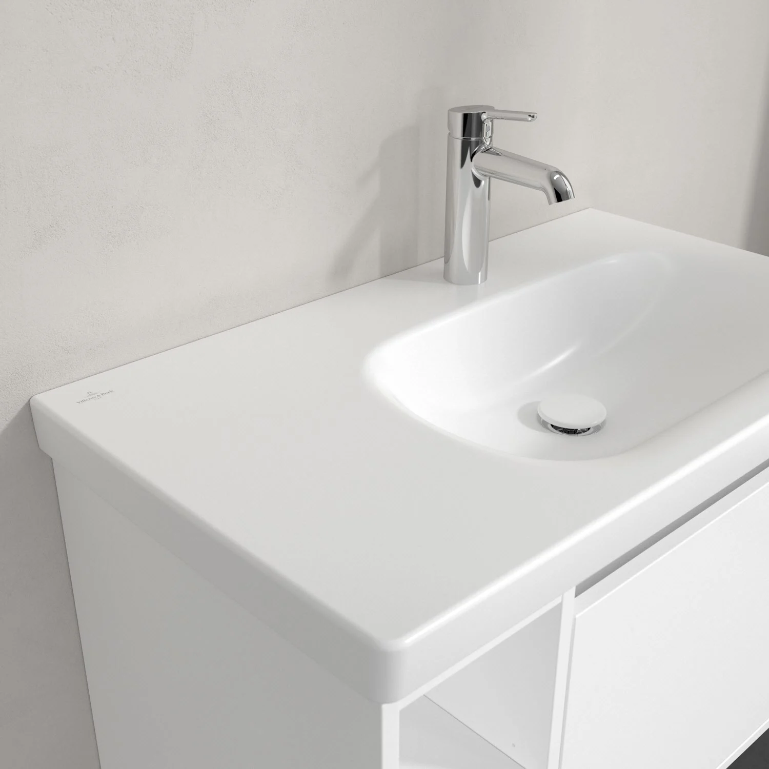 Biała umywalka z baterią stojącą z bliska, Villeroy & Boch