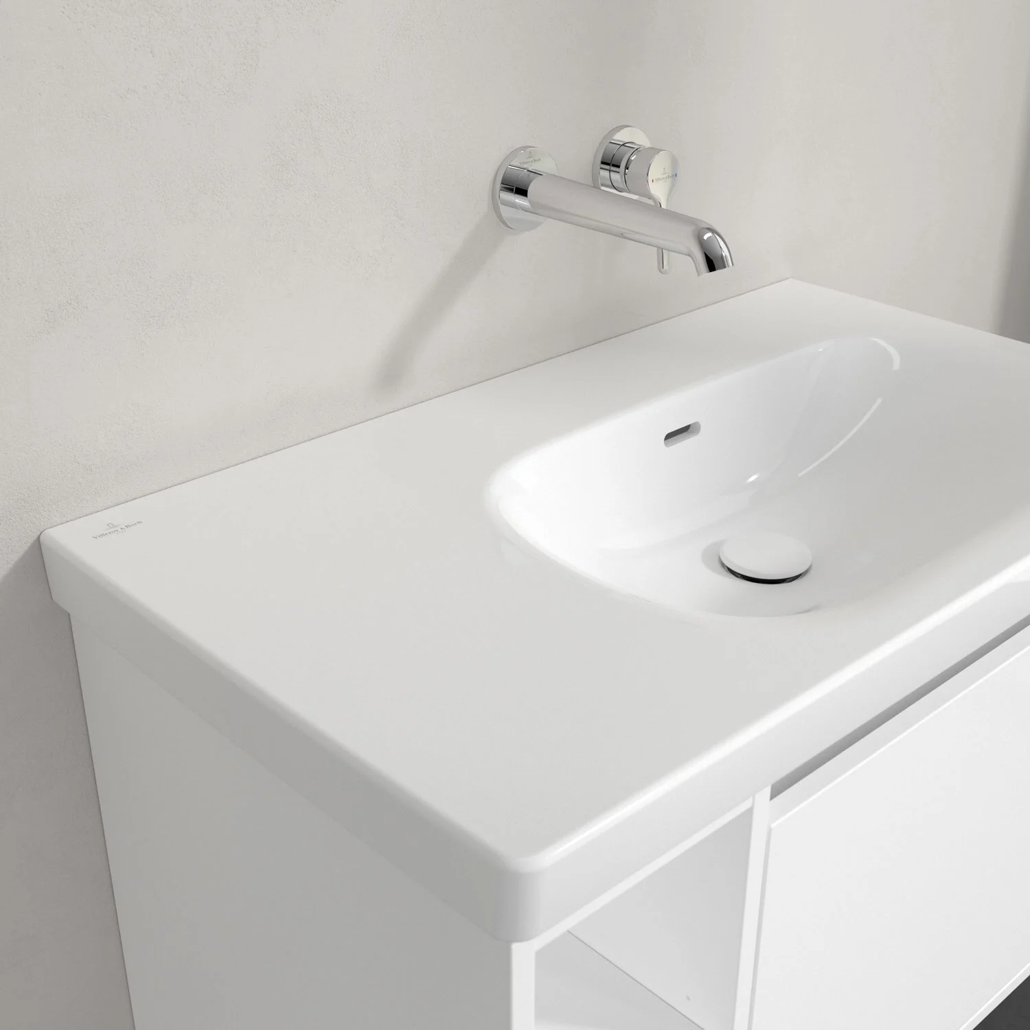Biała umywalka z baterią ścienną z bliska, Villeroy & Boch