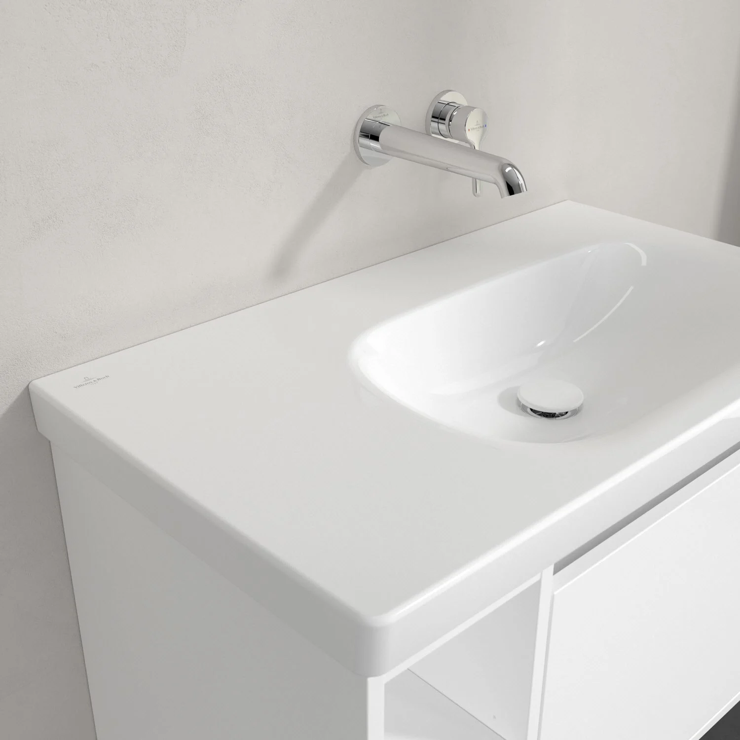 Biała umywalka z baterią ścienną w zbliżeniu, Villeroy & Boch