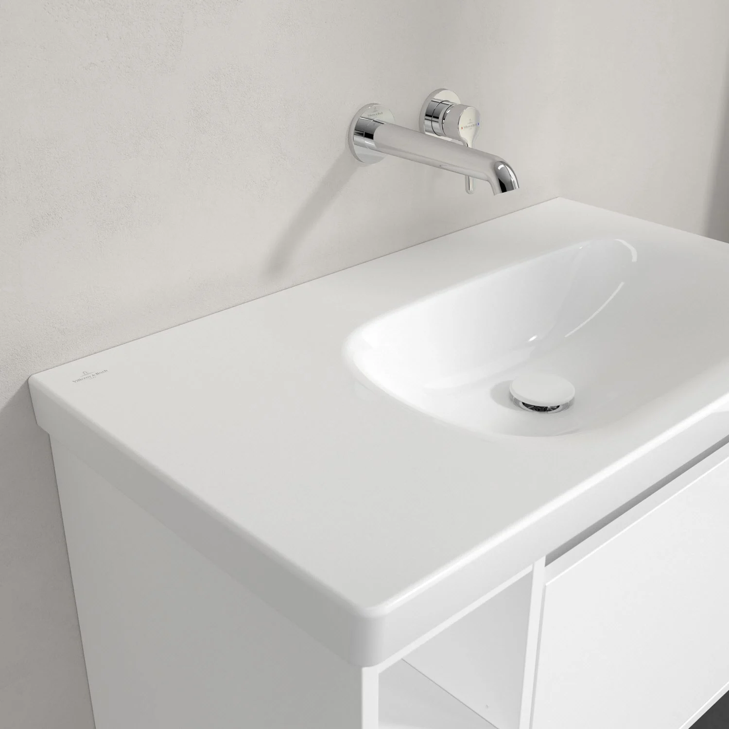 Biała umywalka z baterią ścienną w zbliżeniu, Villeroy & Boch