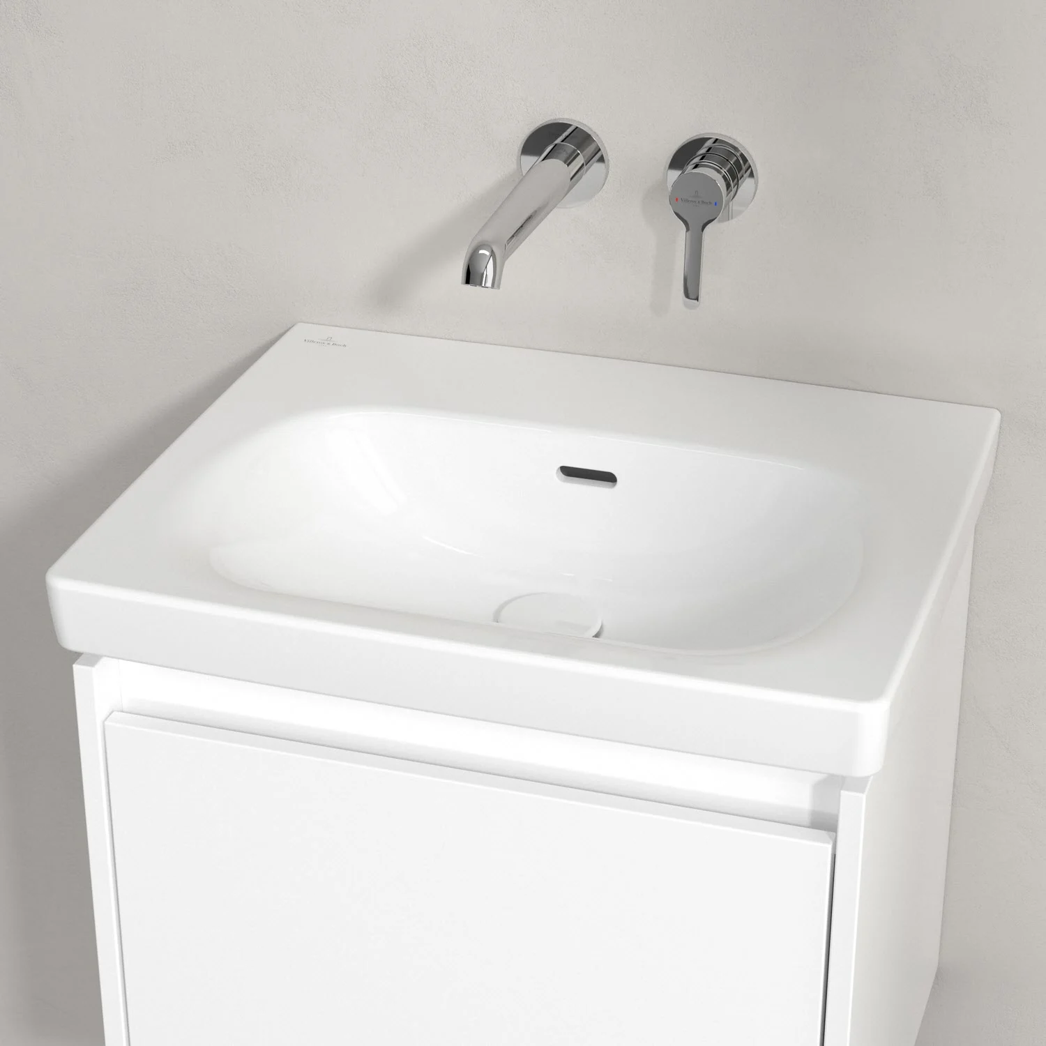 Biała umywalka z baterią ścienną w zbliżeniu, Villeroy & Boch