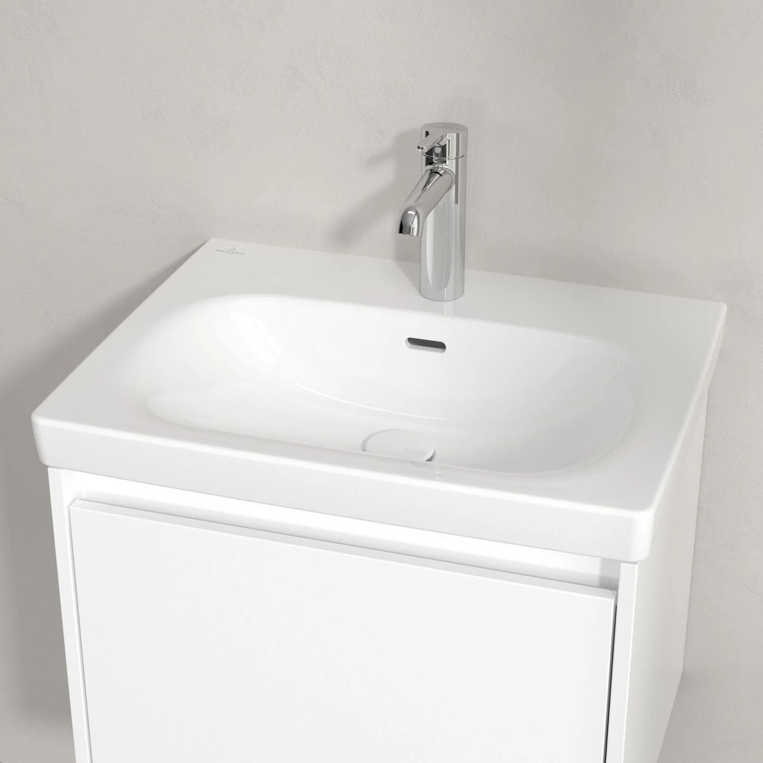 Biała umywalka z jednouchwytową baterią z bliska, Villeroy & Boch