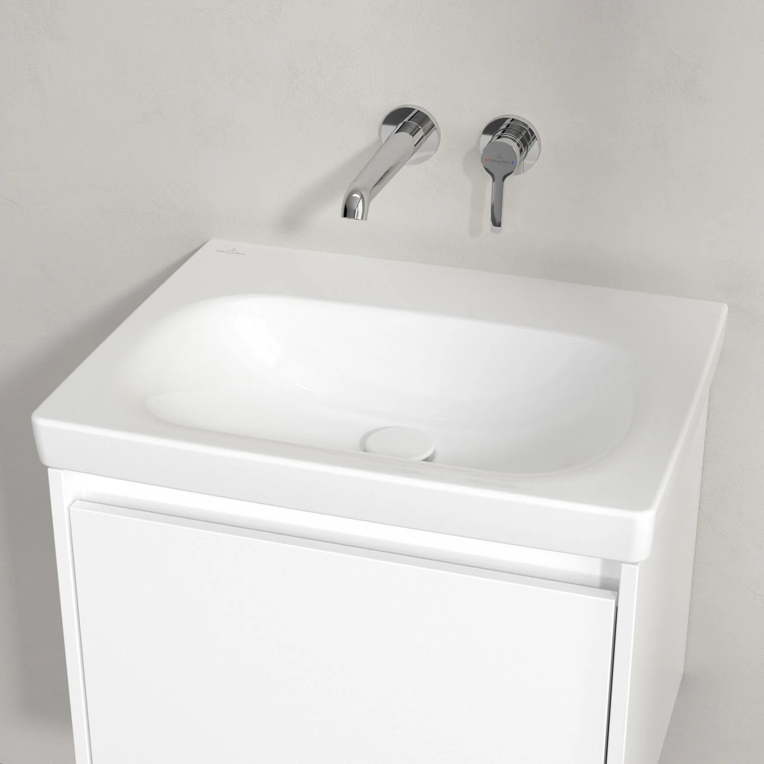 Biała umywalka z baterią ścienną w zbliżeniu, Villeroy & Boch