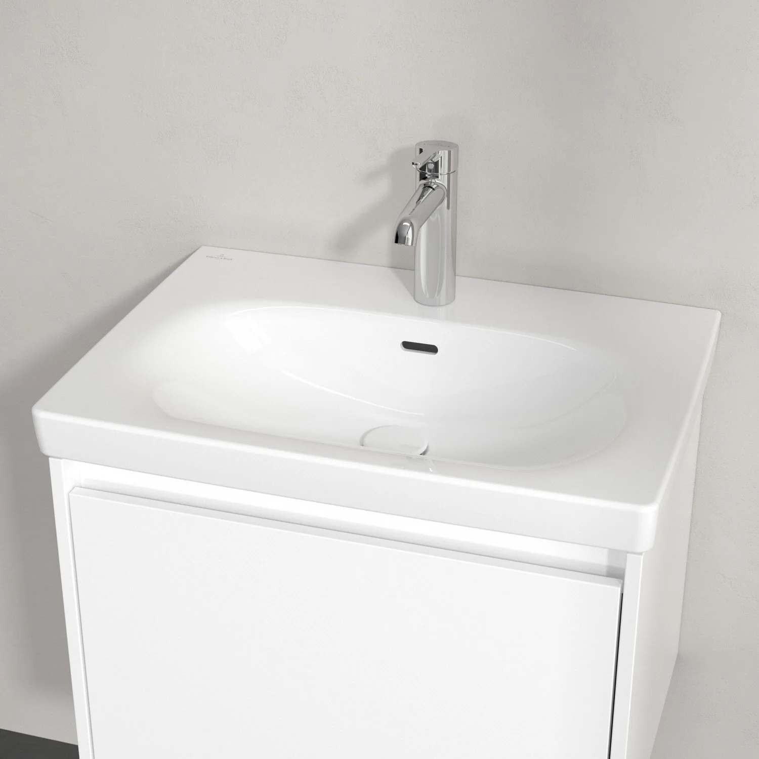 Biała umywalka z baterią w zbliżeniu, Villeroy & Boch