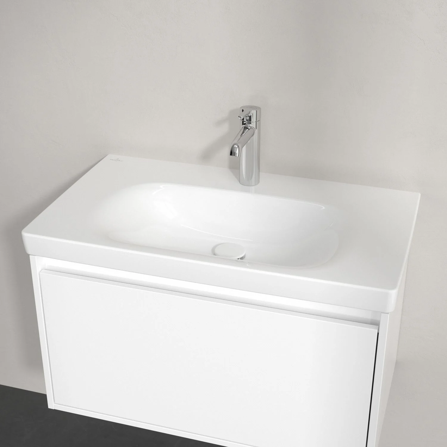 Biała umywalka z jednouchwytową baterią z bliska, Villeroy & Boch