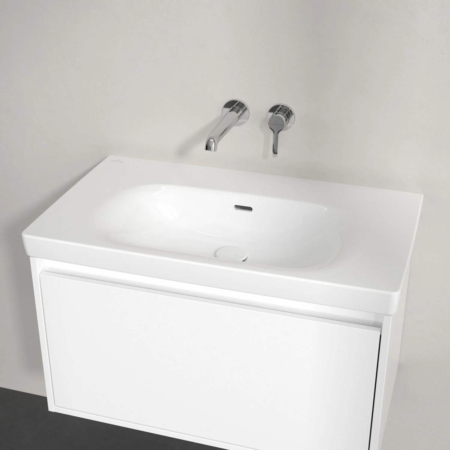 Biała umywalka z bateriami ściennymi z bliska, Villeroy & Boch