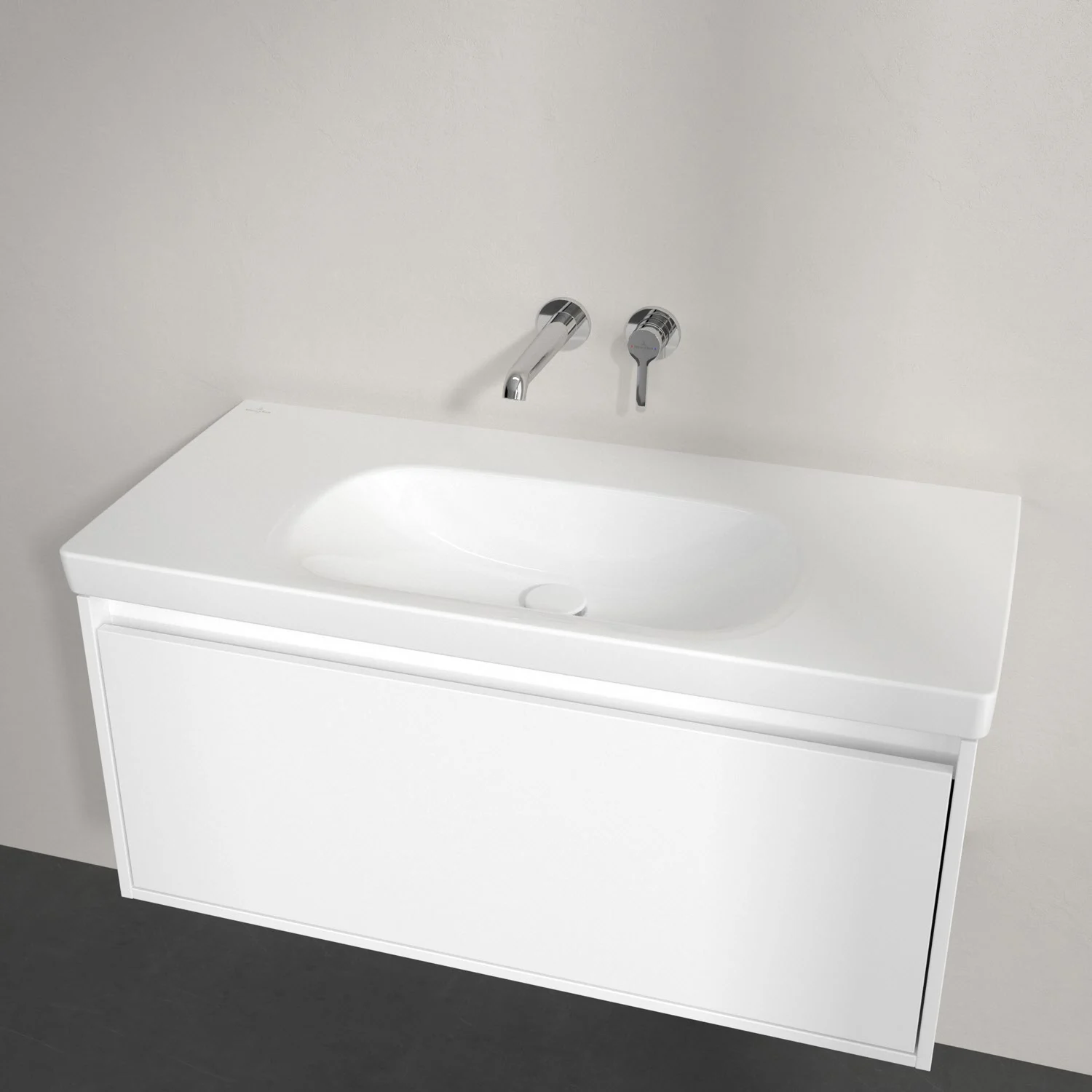 Biała umywalka z bateriami ściennymi z bliska, Villeroy & Boch