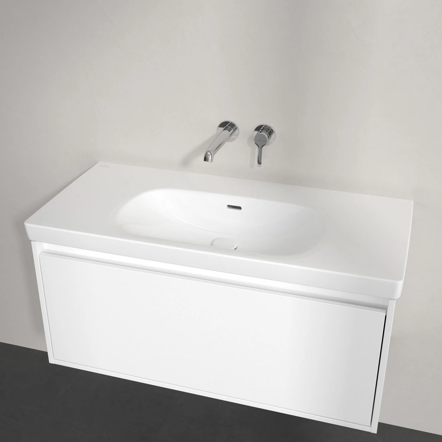 Biała umywalka z bateriami ściennymi w zbliżeniu, Villeroy & Boch