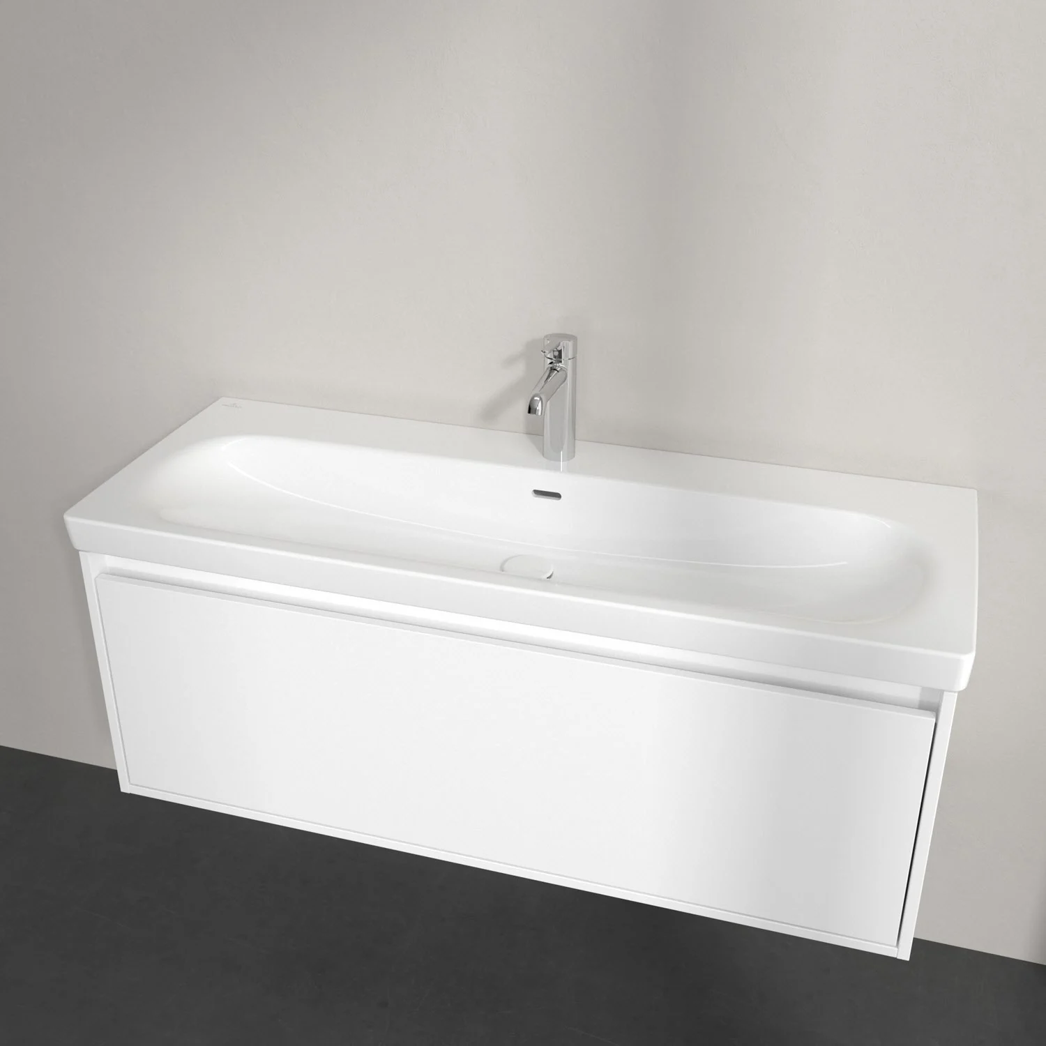 Biała umywalka z jednouchwytową baterią z bliska, Villeroy & Boch