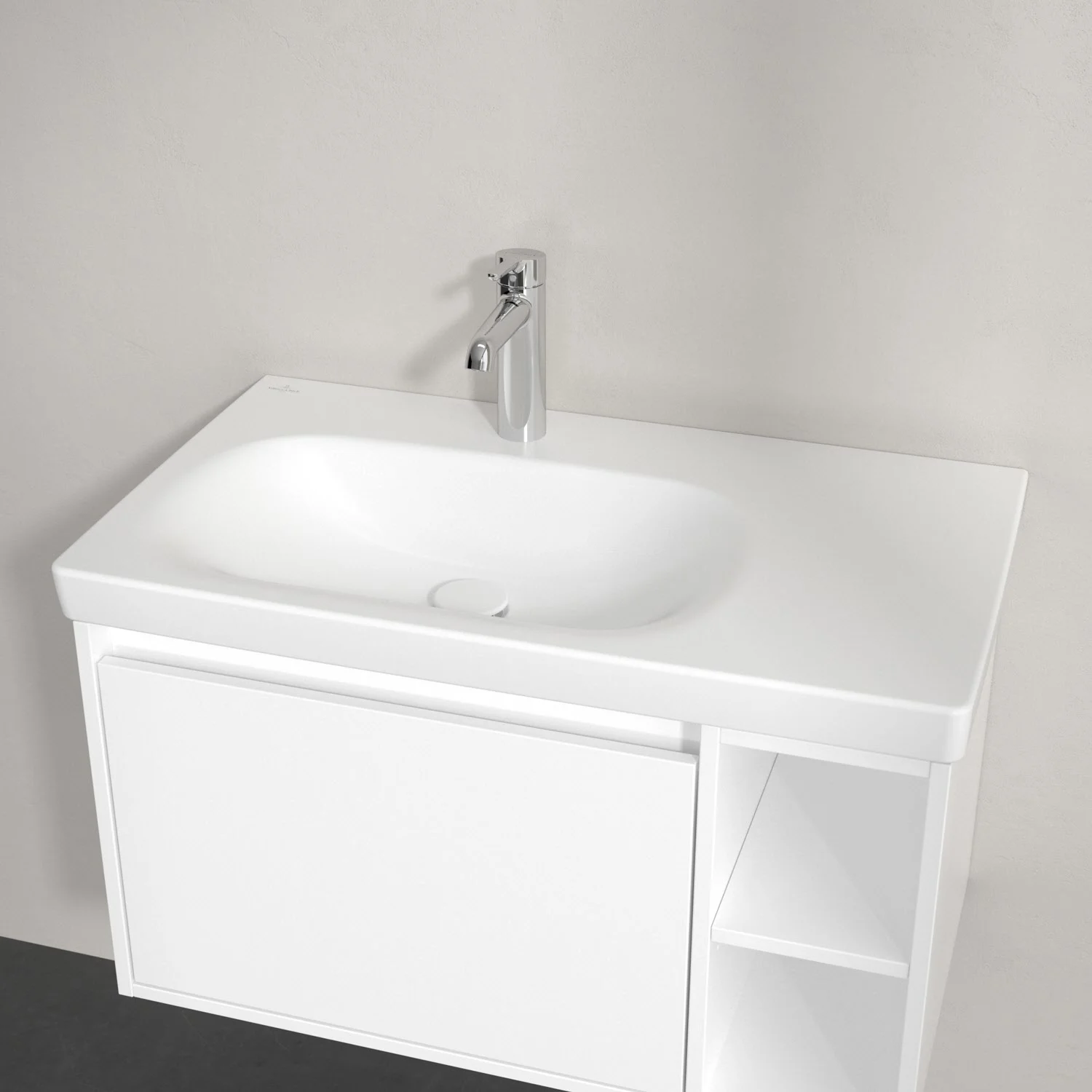 Biała umywalka z jednouchwytową baterią z bliska, Villeroy & Boch