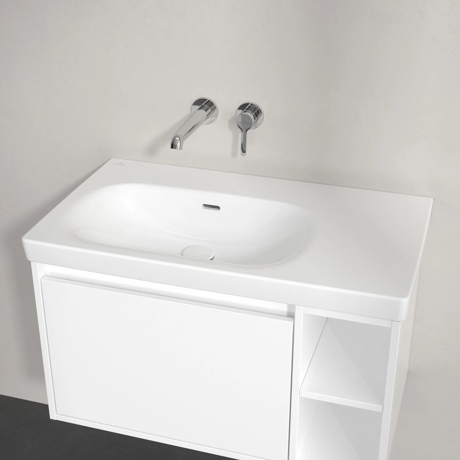 Biała umywalka z bateriami ściennymi z bliska, Villeroy & Boch