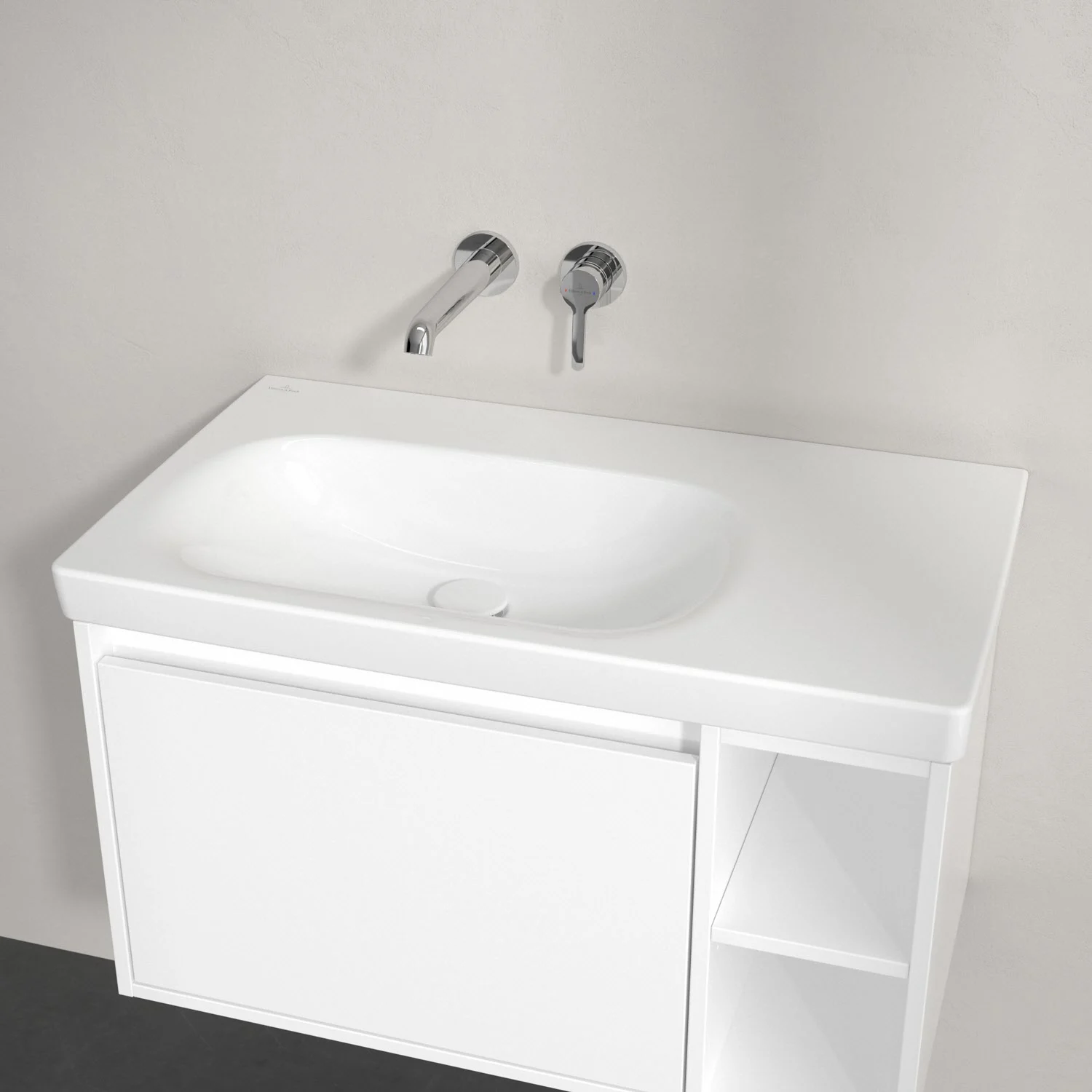 Biała umywalka z baterią ścienną w zbliżeniu, Villeroy & Boch