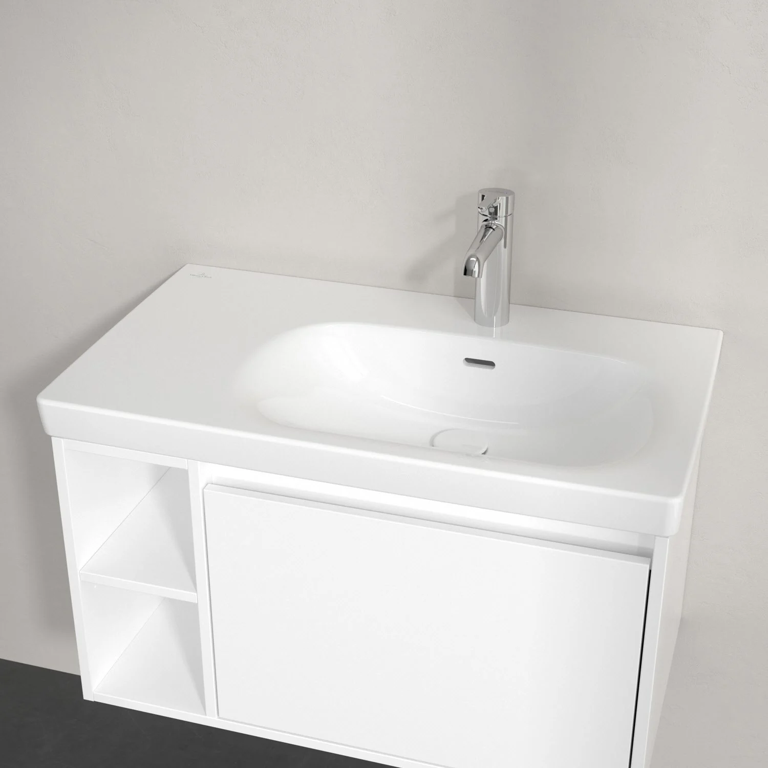 Biała umywalka z baterią w zbliżeniu, Villeroy & Boch