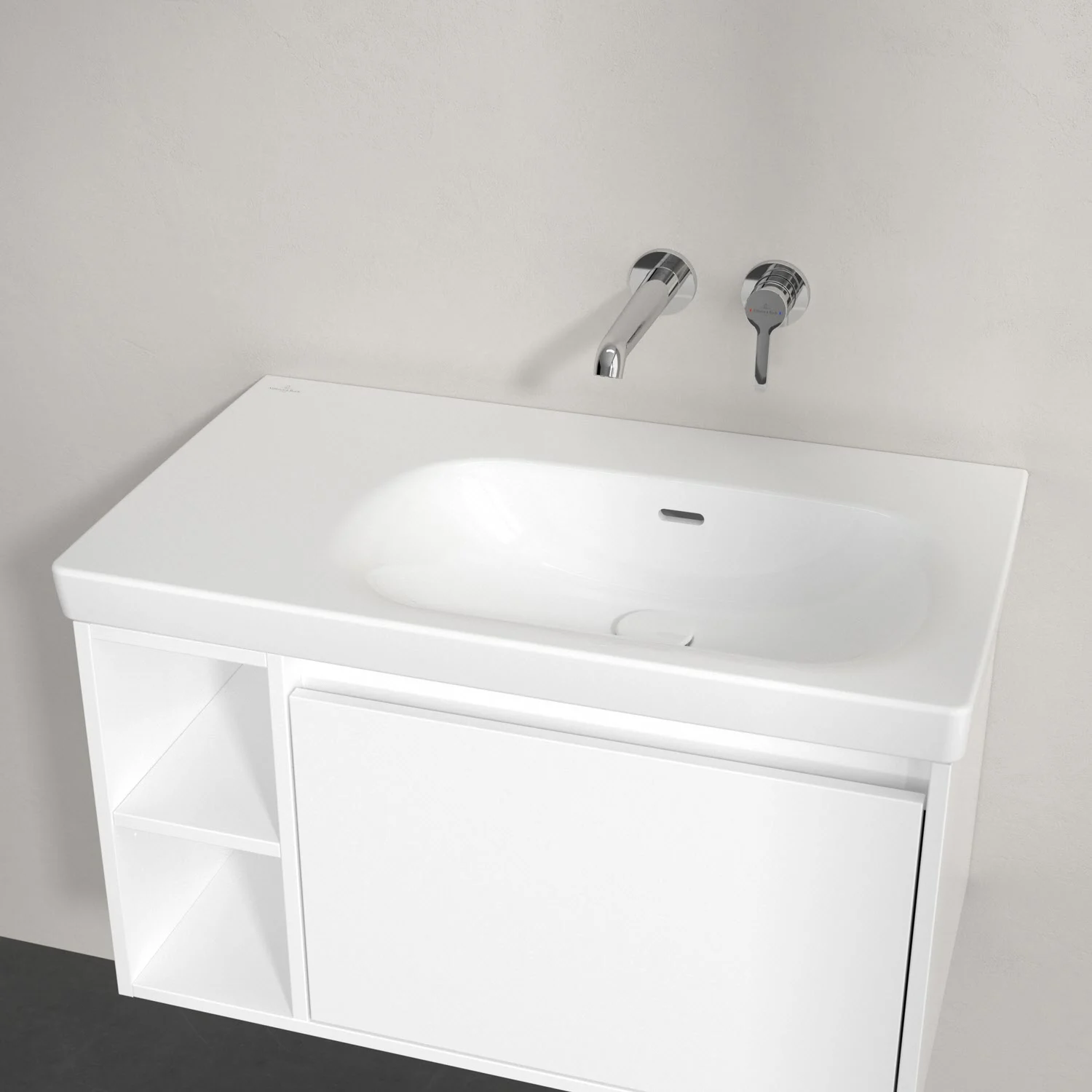 Biała umywalka z bateriami ściennymi z bliska, Villeroy & Boch