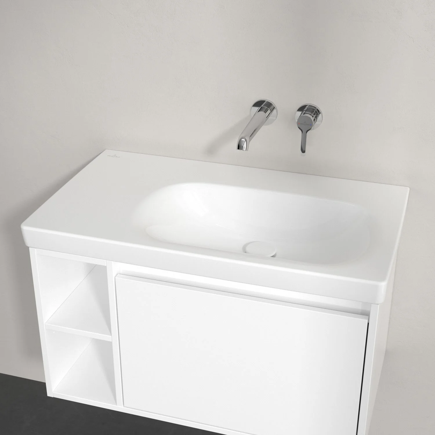 Biała umywalka z bateriami ściennymi z bliska, Villeroy & Boch