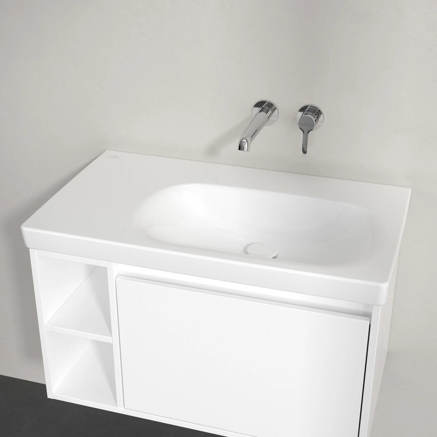 Biała umywalka z bateriami ściennymi z bliska, Villeroy & Boch