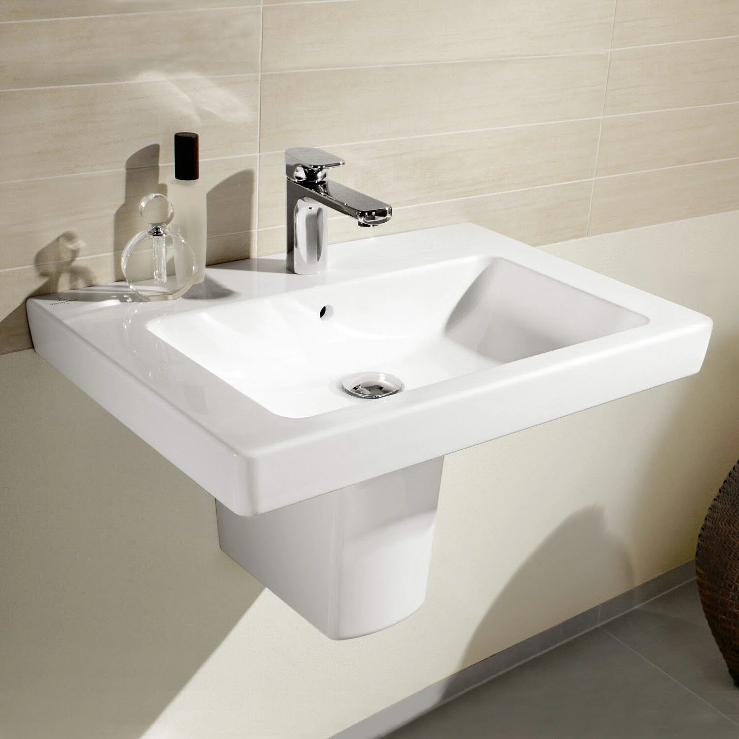 Umywalka w łazience z kranem, Villeroy & Boch