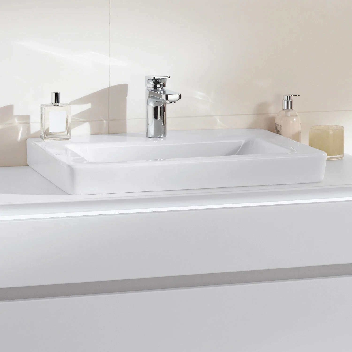 Zbliżenie białej umywalki w łazience, Villeroy & Boch