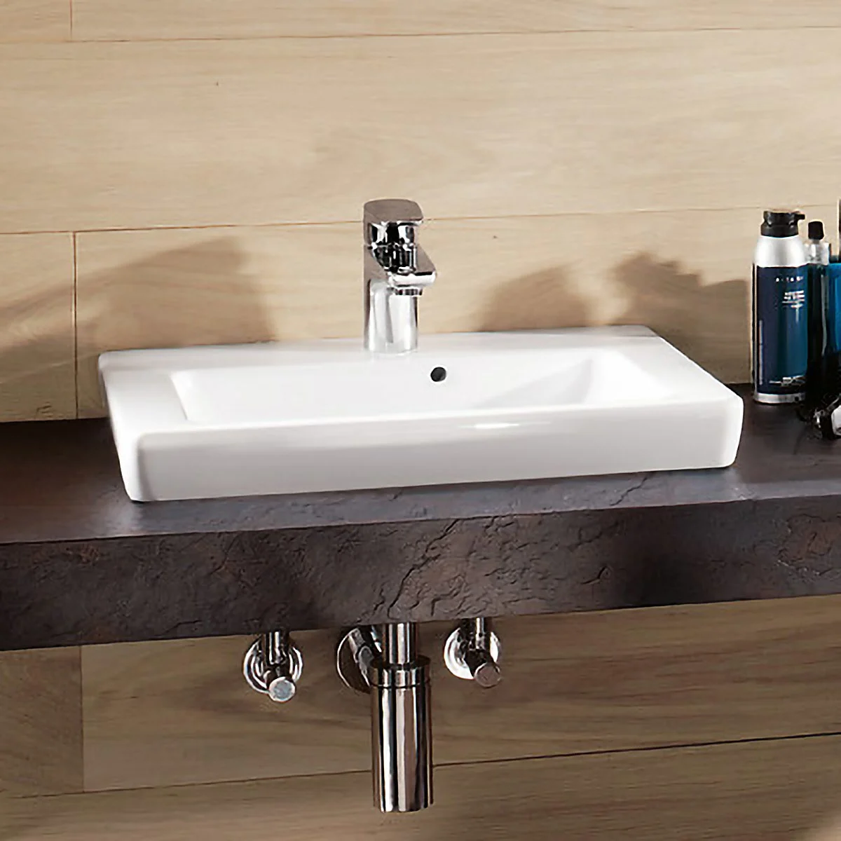 Umywalka zamontowana na ciemnym blacie, Villeroy & Boch