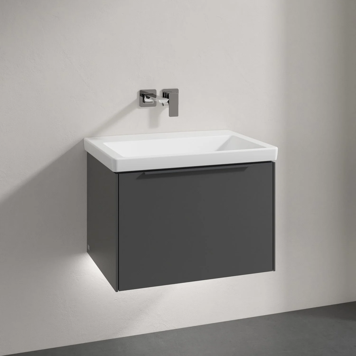 Szara umywalka z baterią ścienną widok z przodu, Villeroy & Boch