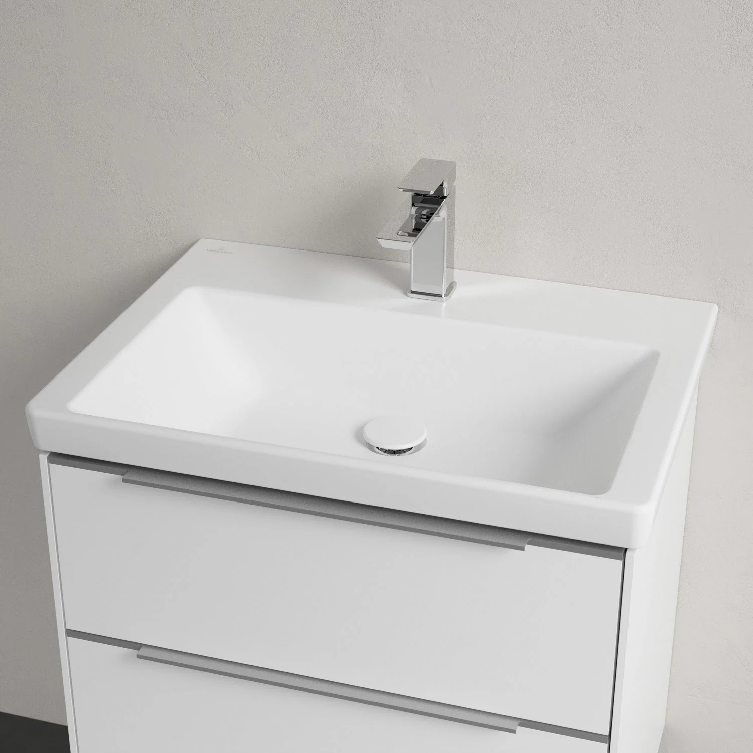 Zbliżenie na umywalkę z baterią, Villeroy & Boch