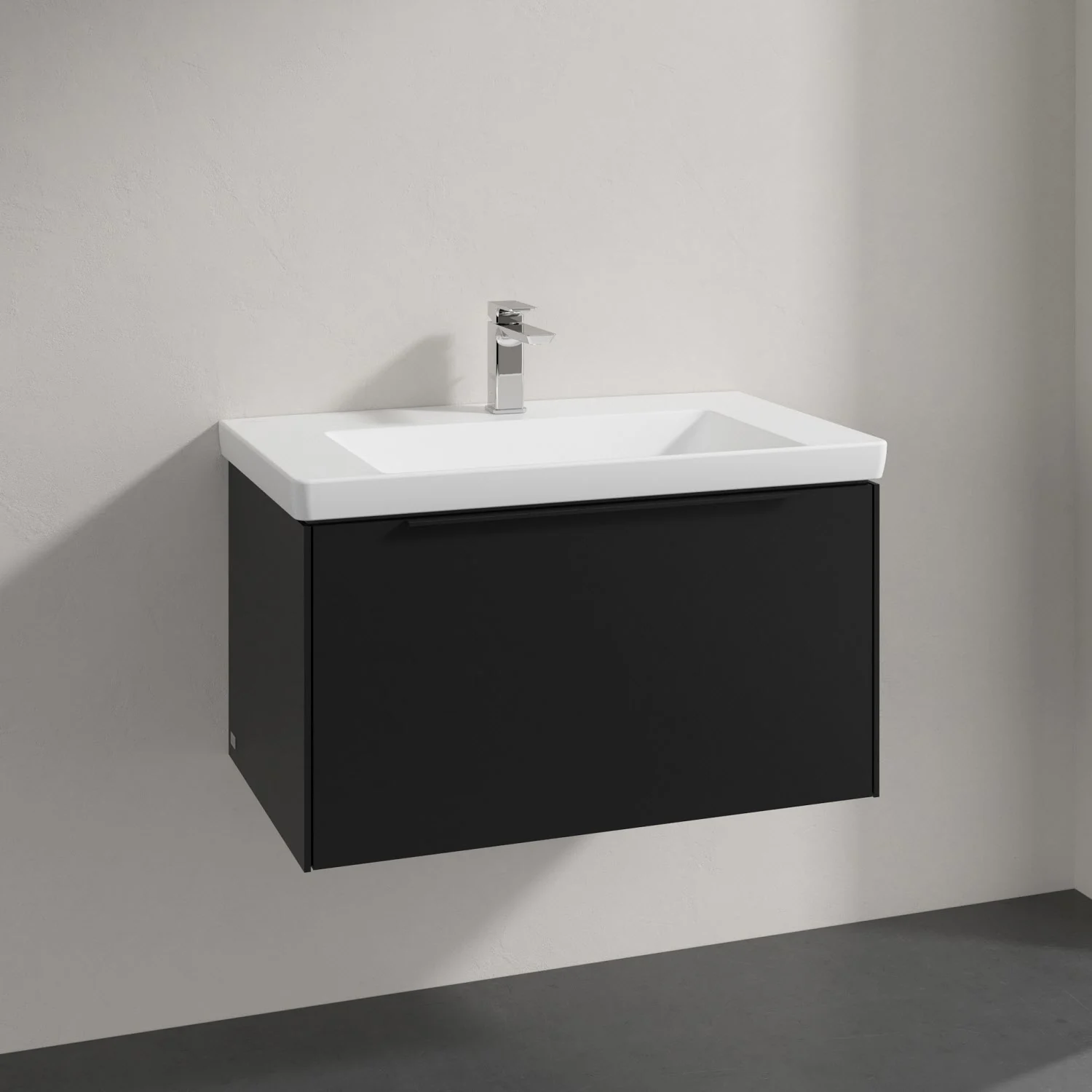 Czarna umywalka z jednouchwytową baterią z bliska, Villeroy & Boch