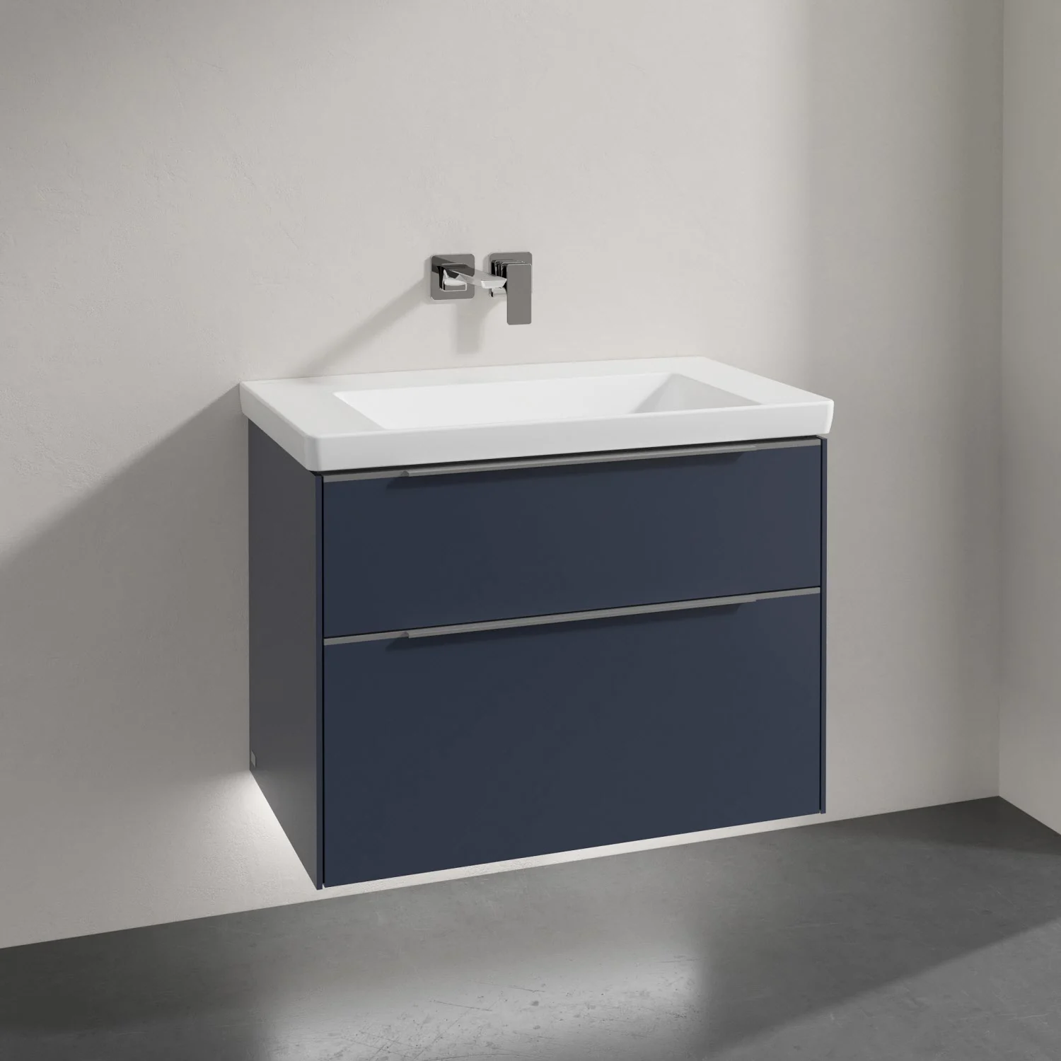Umywalka z niebieskim frontem w łazience, Villeroy & Boch