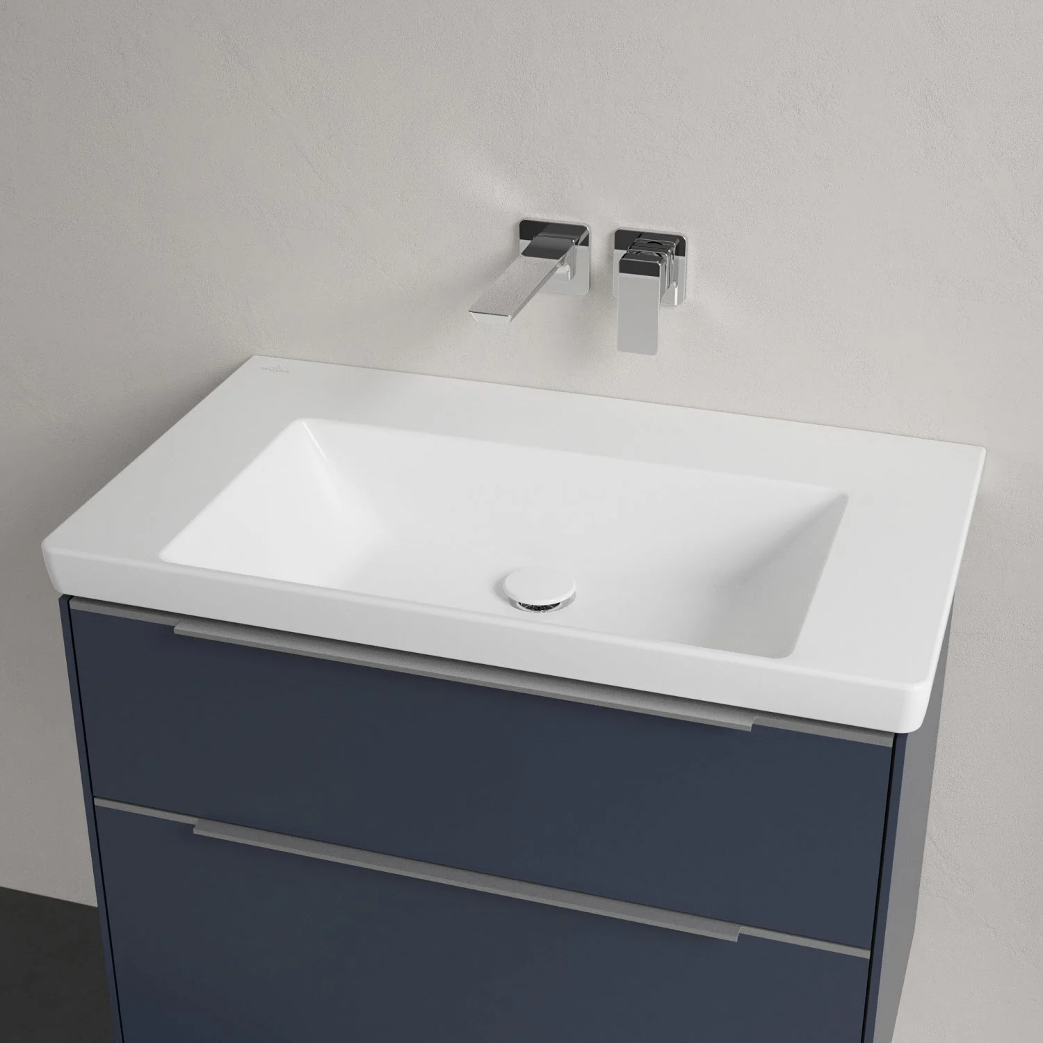 Umywalka z niebieską szafką i baterią ścienną, Villeroy & Boch