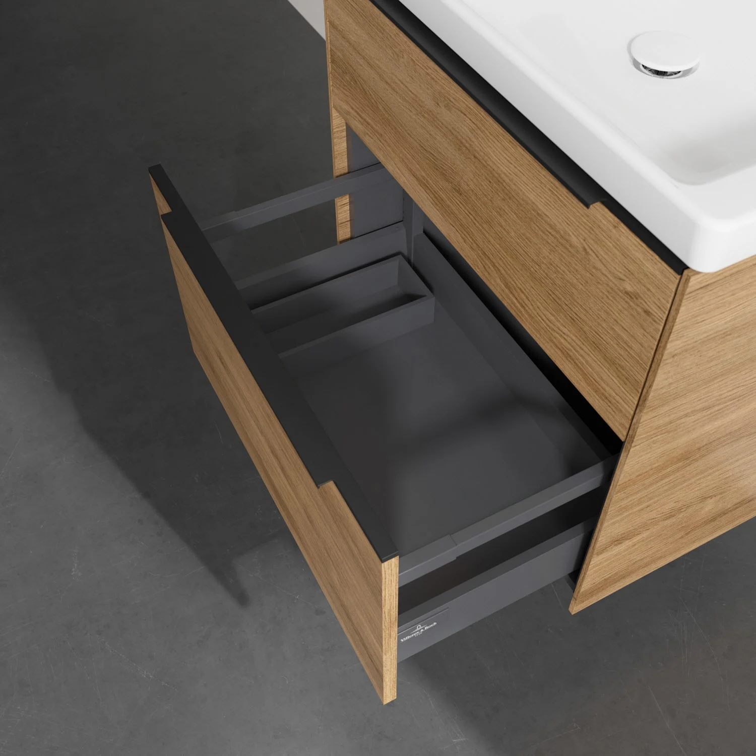 Zbliżenie otwartej drewnianej szafki w łazience, Villeroy & Boch