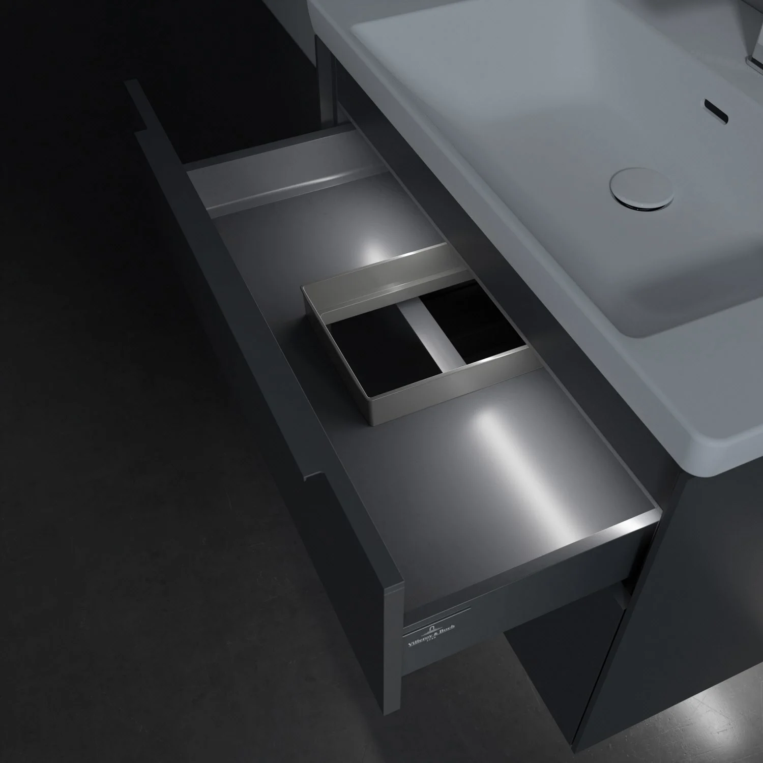 Zbliżenie otwartej szuflady w łazience, Villeroy & Boch