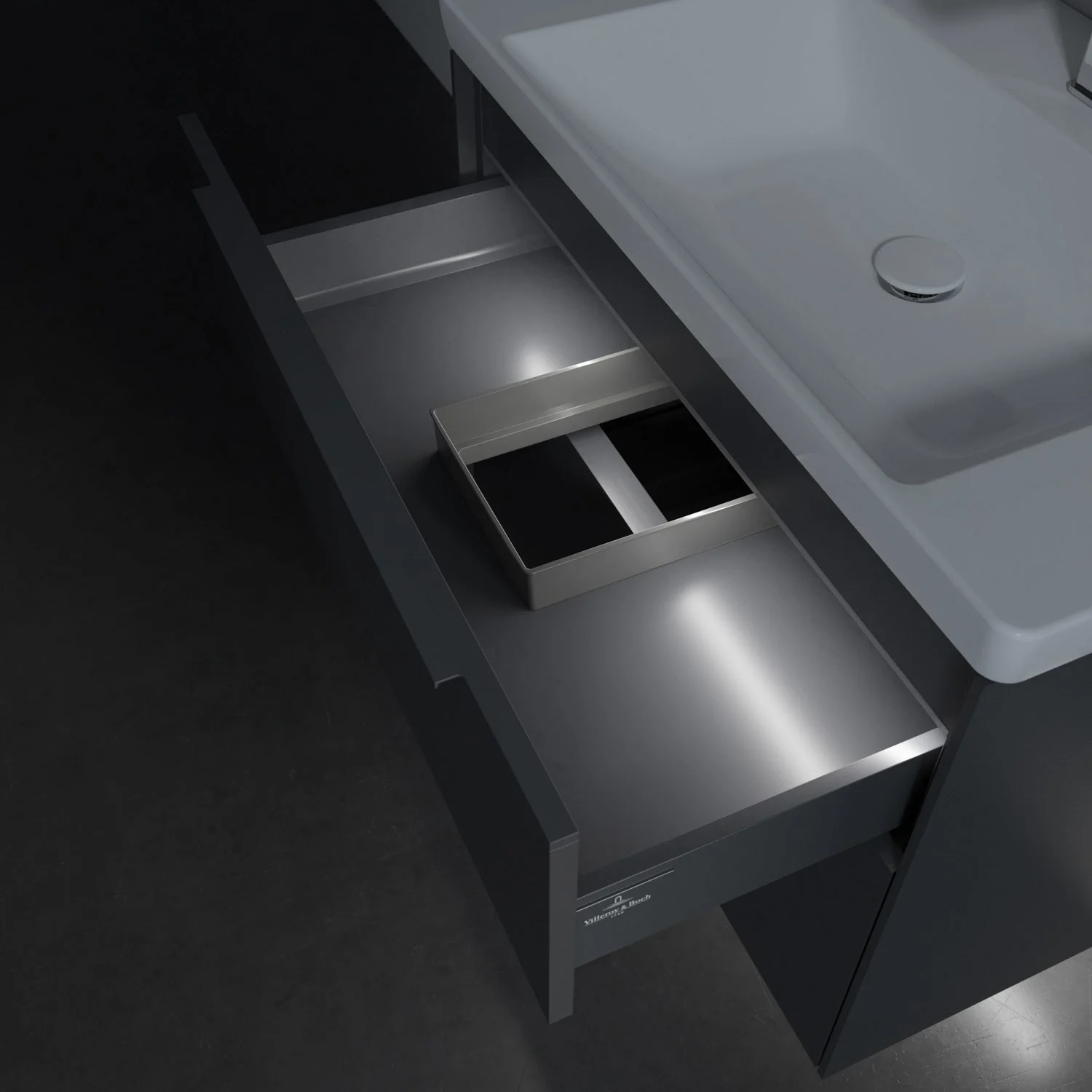 Zbliżenie otwartej szuflady w łazience, Villeroy & Boch