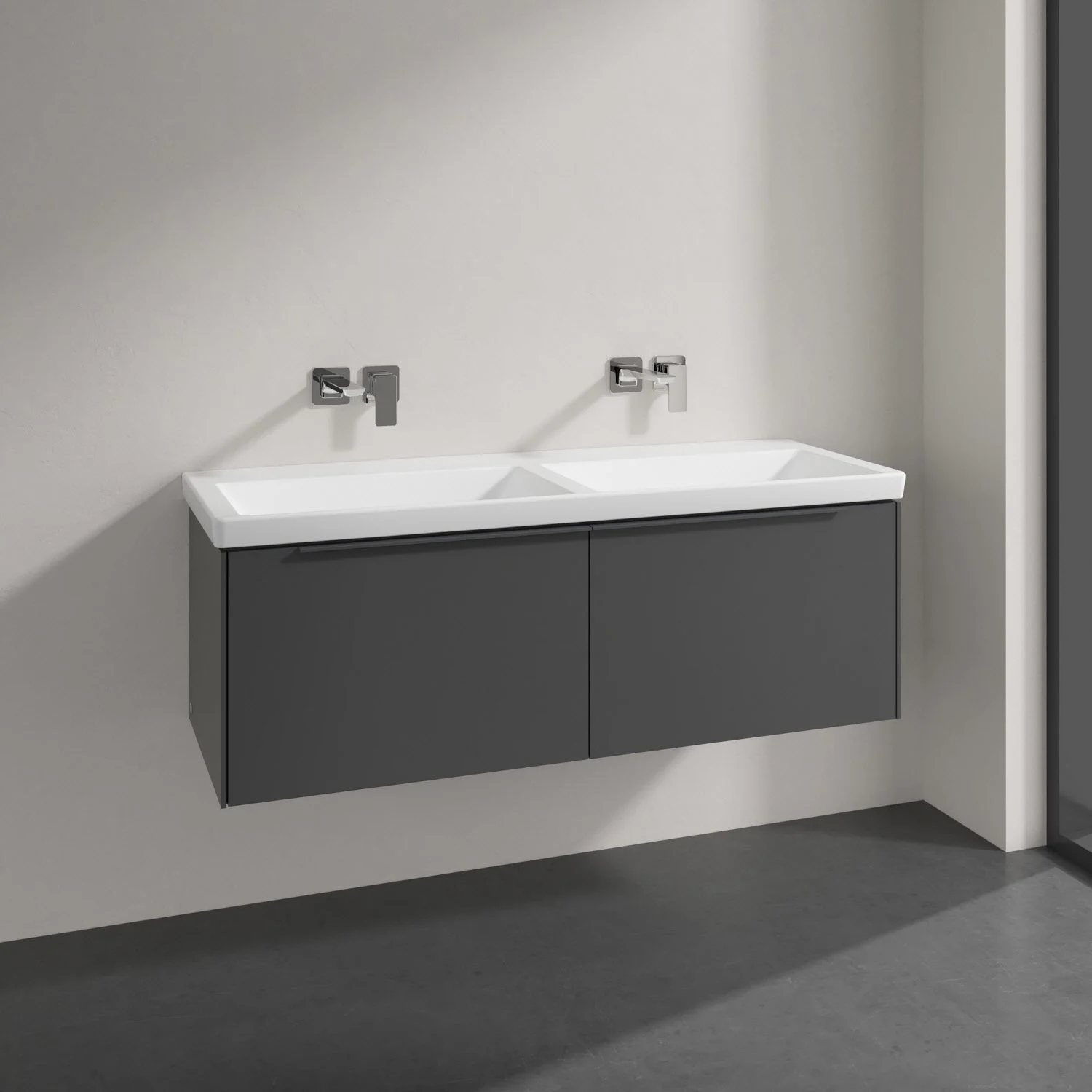 Podwójna umywalka z bateriami ściennymi w ciemnym pomieszczeniu, Villeroy & Boch