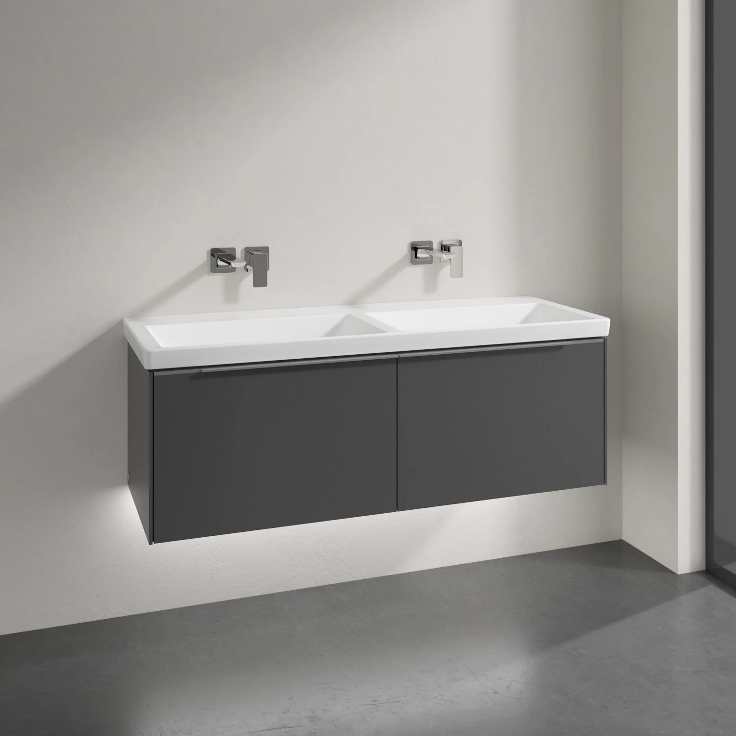 Szara podwójna umywalka z bateriami ściennymi w łazience, Villeroy & Boch