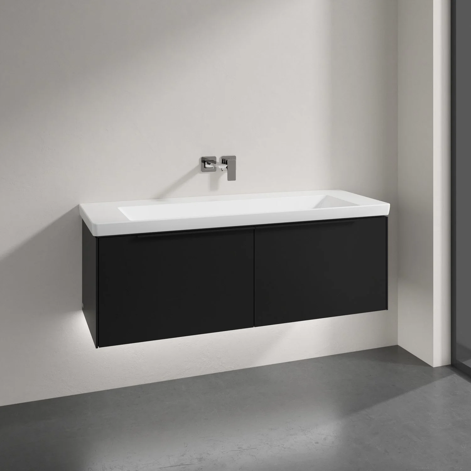 Czarna umywalka z kranem w łazience, Villeroy & Boch