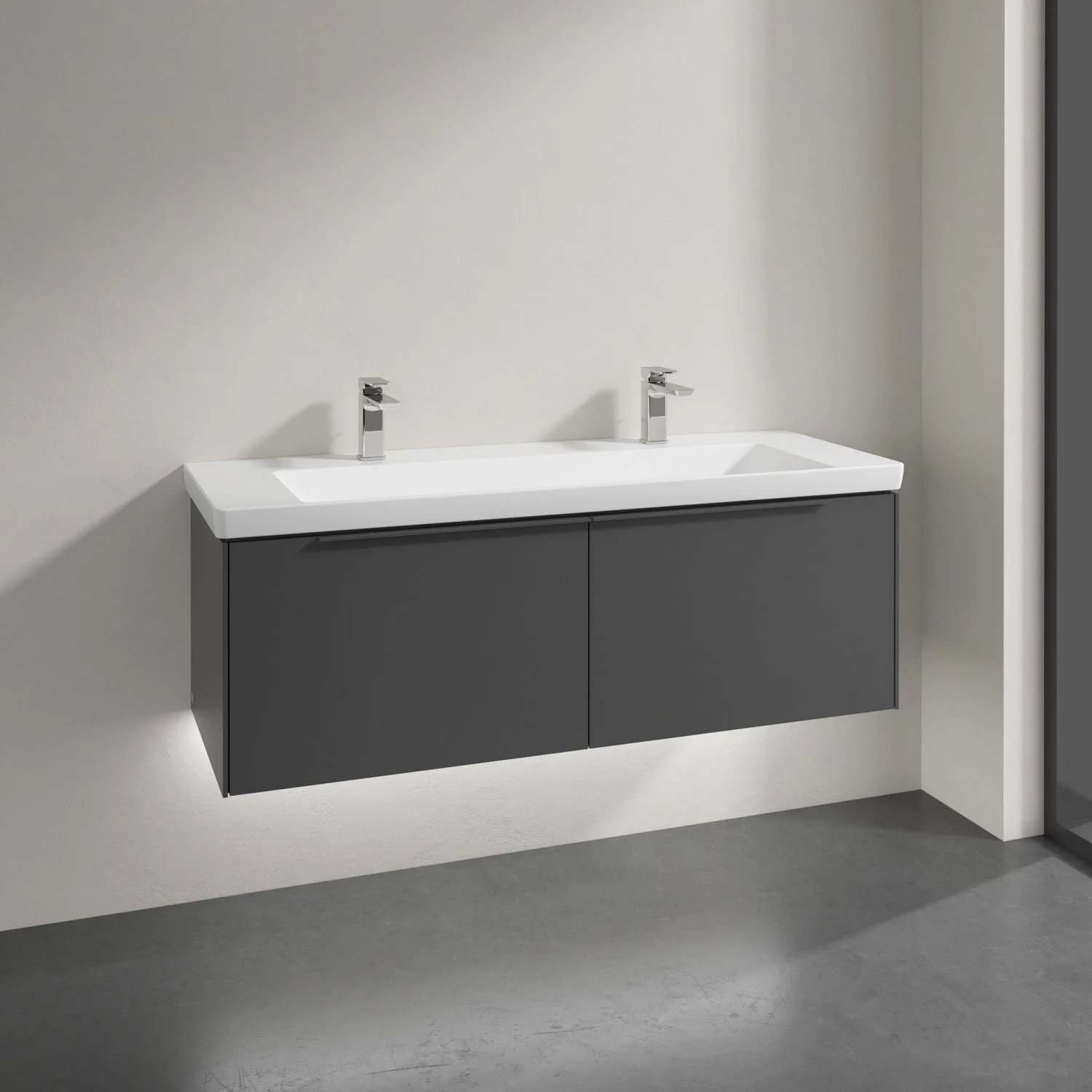 Podwójna umywalka z ciemną szafką w zbliżeniu, Villeroy & Boch