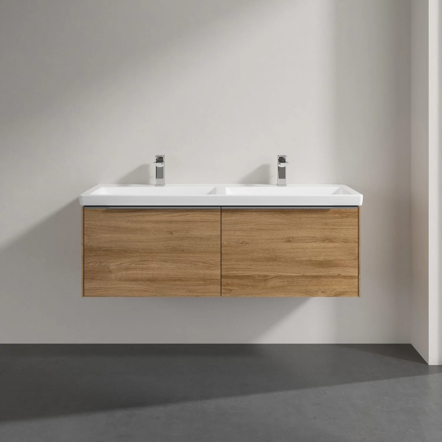 Podwójna umywalka z drewnianą szafką w łazience, Villeroy & Boch