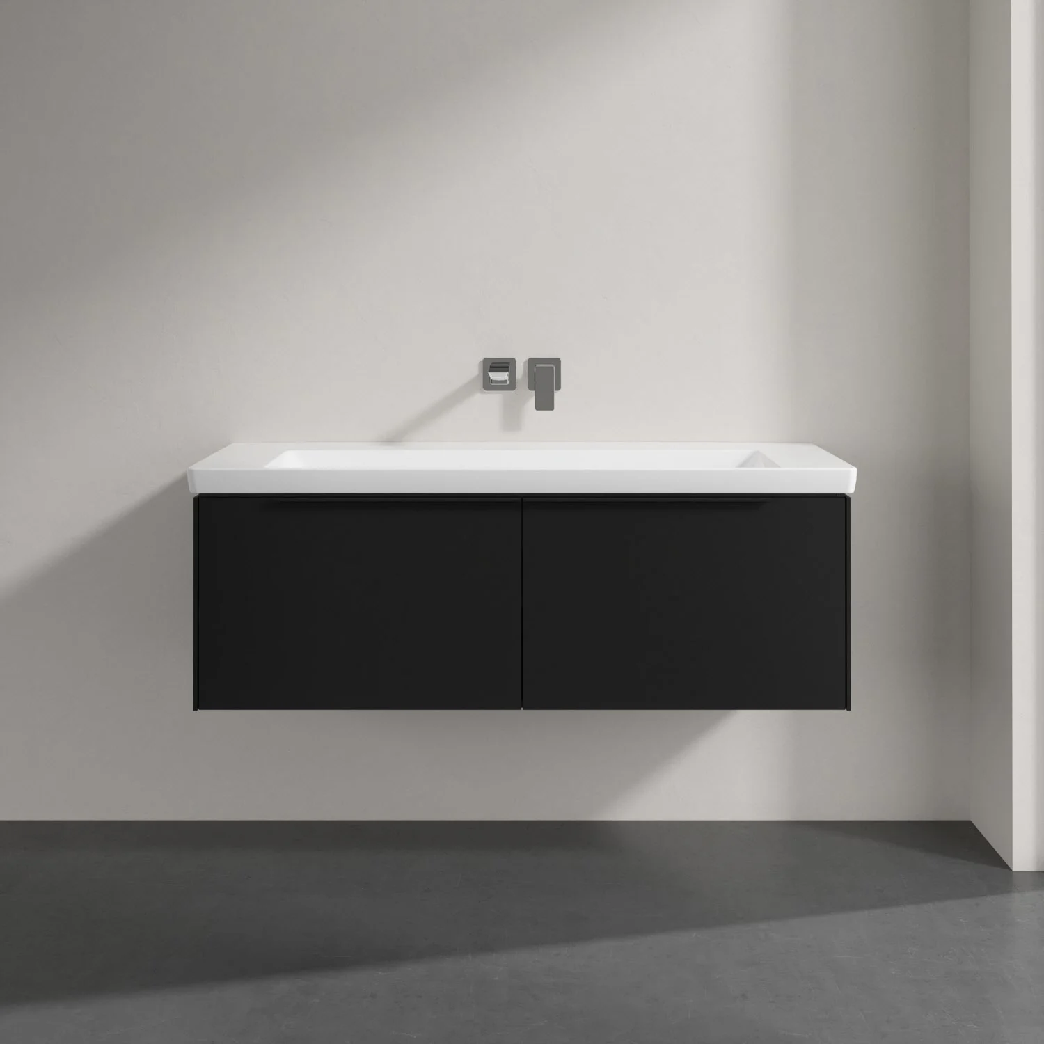 Czarna umywalka z baterią ścienną w łazience, Villeroy & Boch