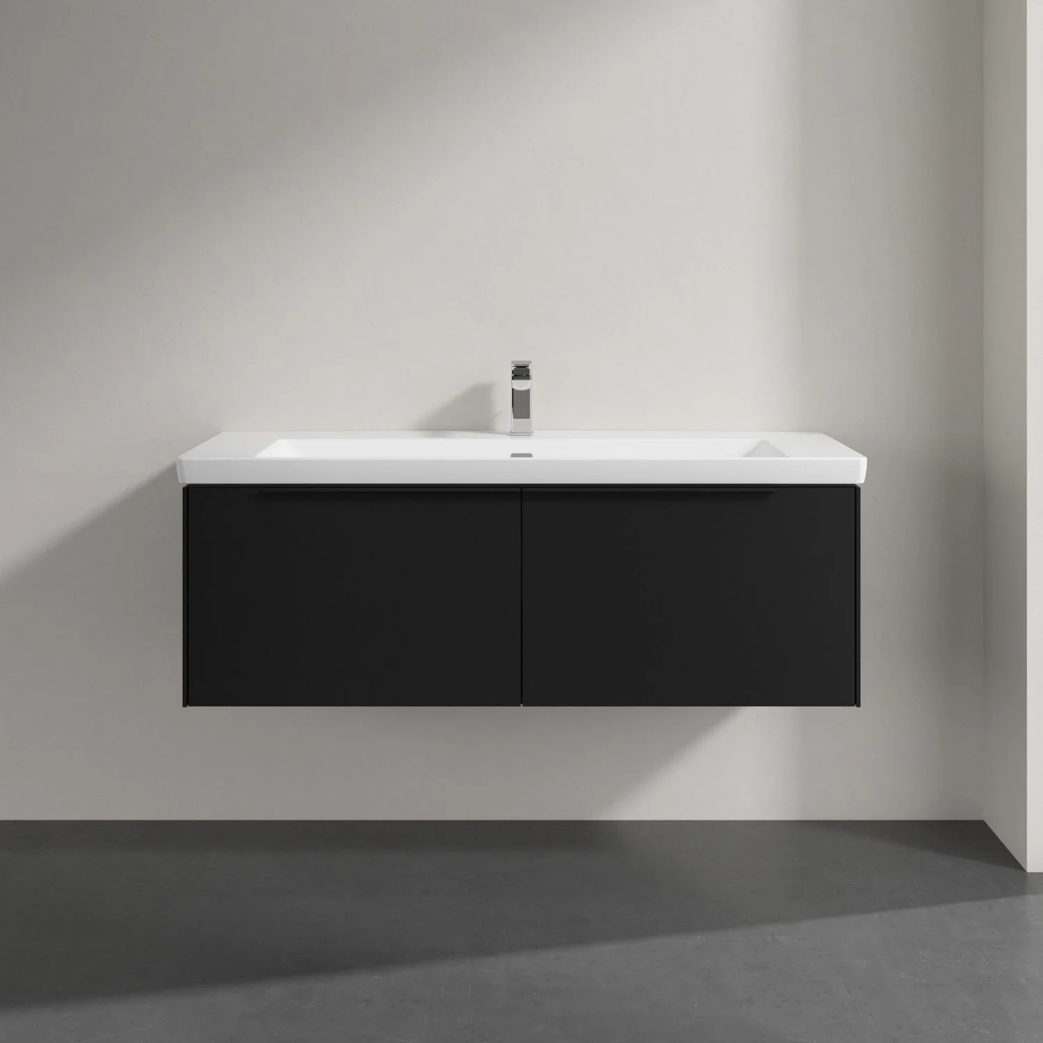 Umywalka z czarną szafką w łazience, Villeroy & Boch