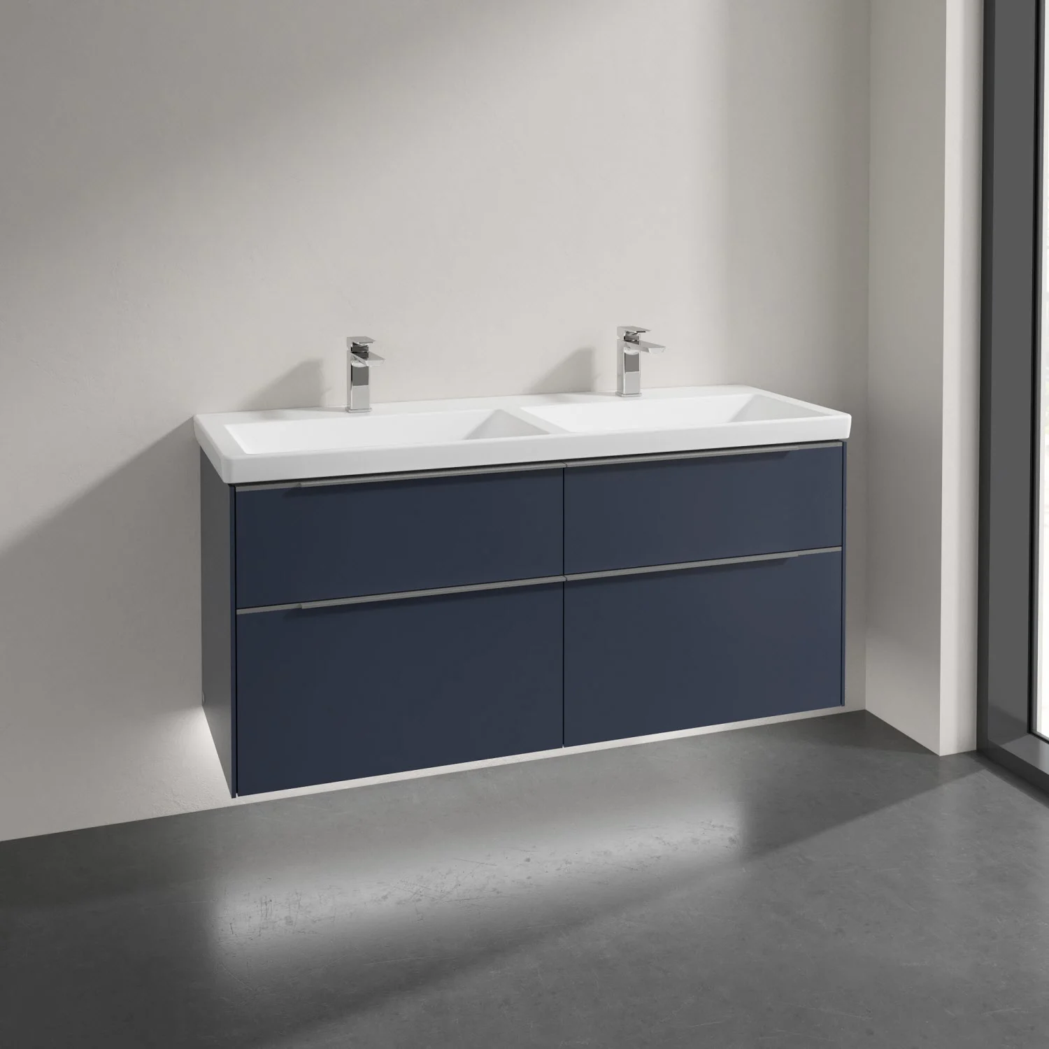 Podwójna umywalka z niebieską szafką w łazience, Villeroy & Boch