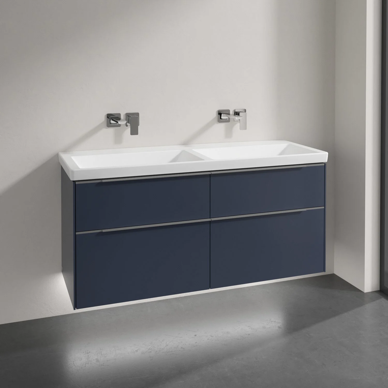 Podwójna umywalka z niebieską szafką w łazience, Villeroy & Boch