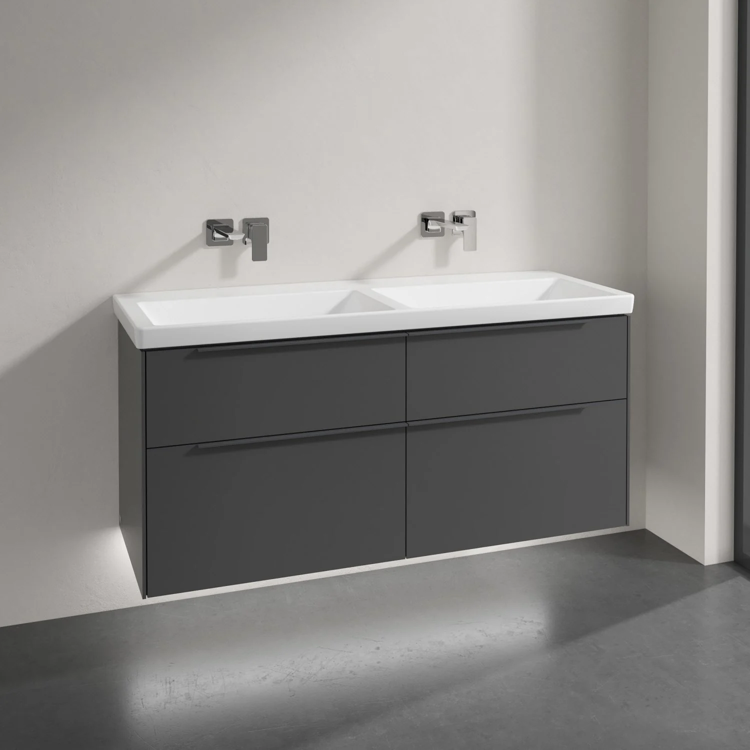 Podwójna umywalka z ciemną szafką w łazience, Villeroy & Boch