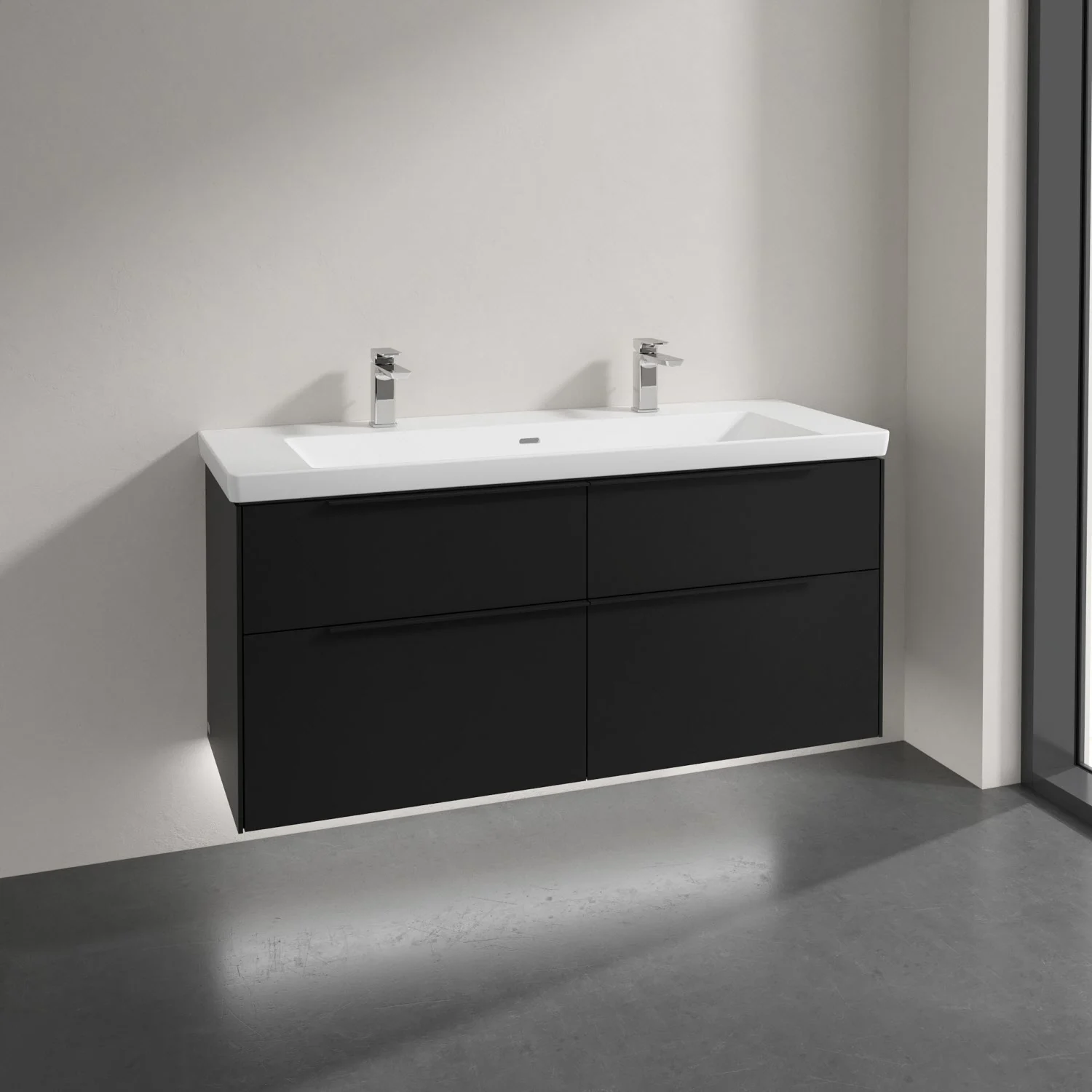 Czarna umywalka z dwoma kranami w łazience, Villeroy & Boch
