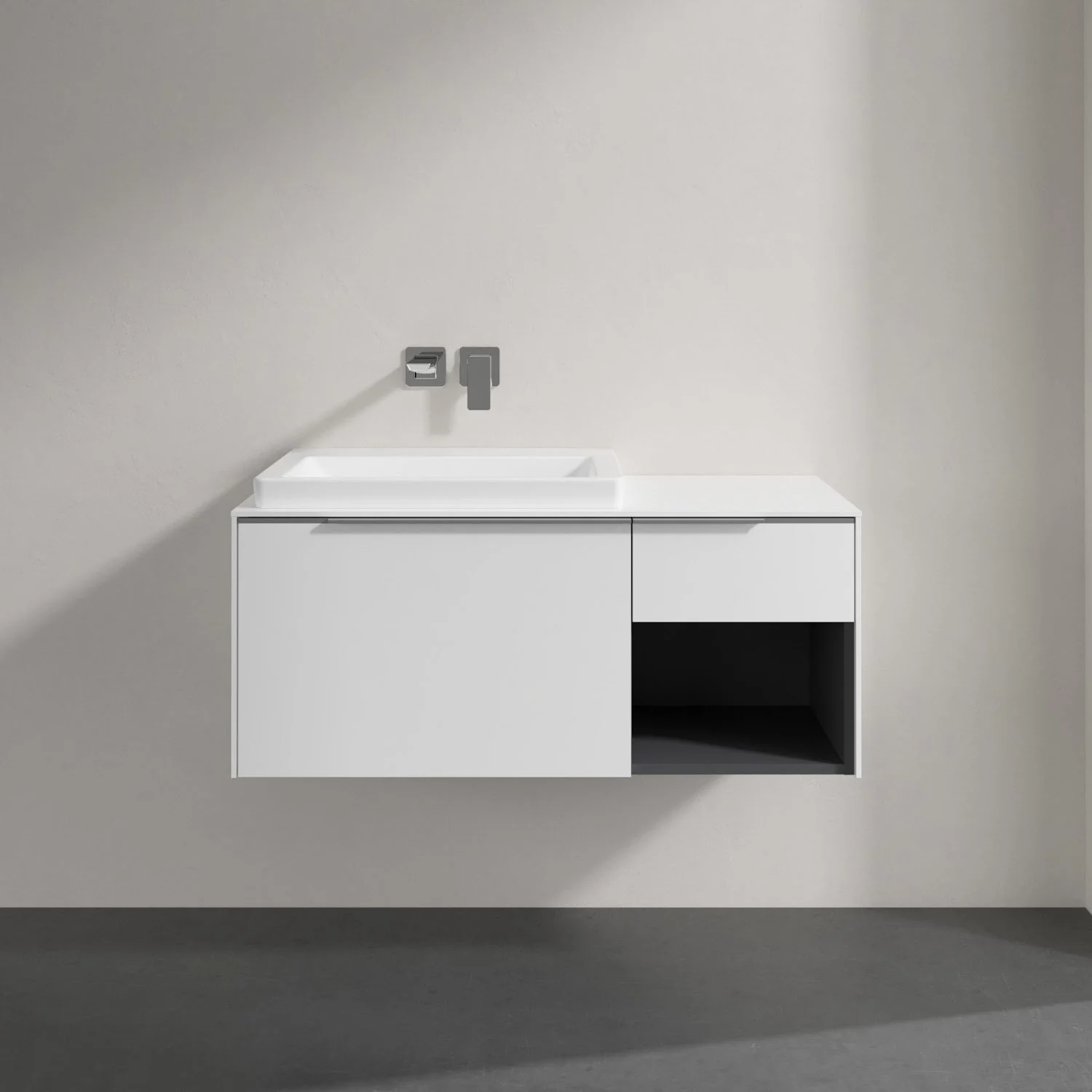 Biała umywalka z baterią ścienną w zbliżeniu, Villeroy & Boch