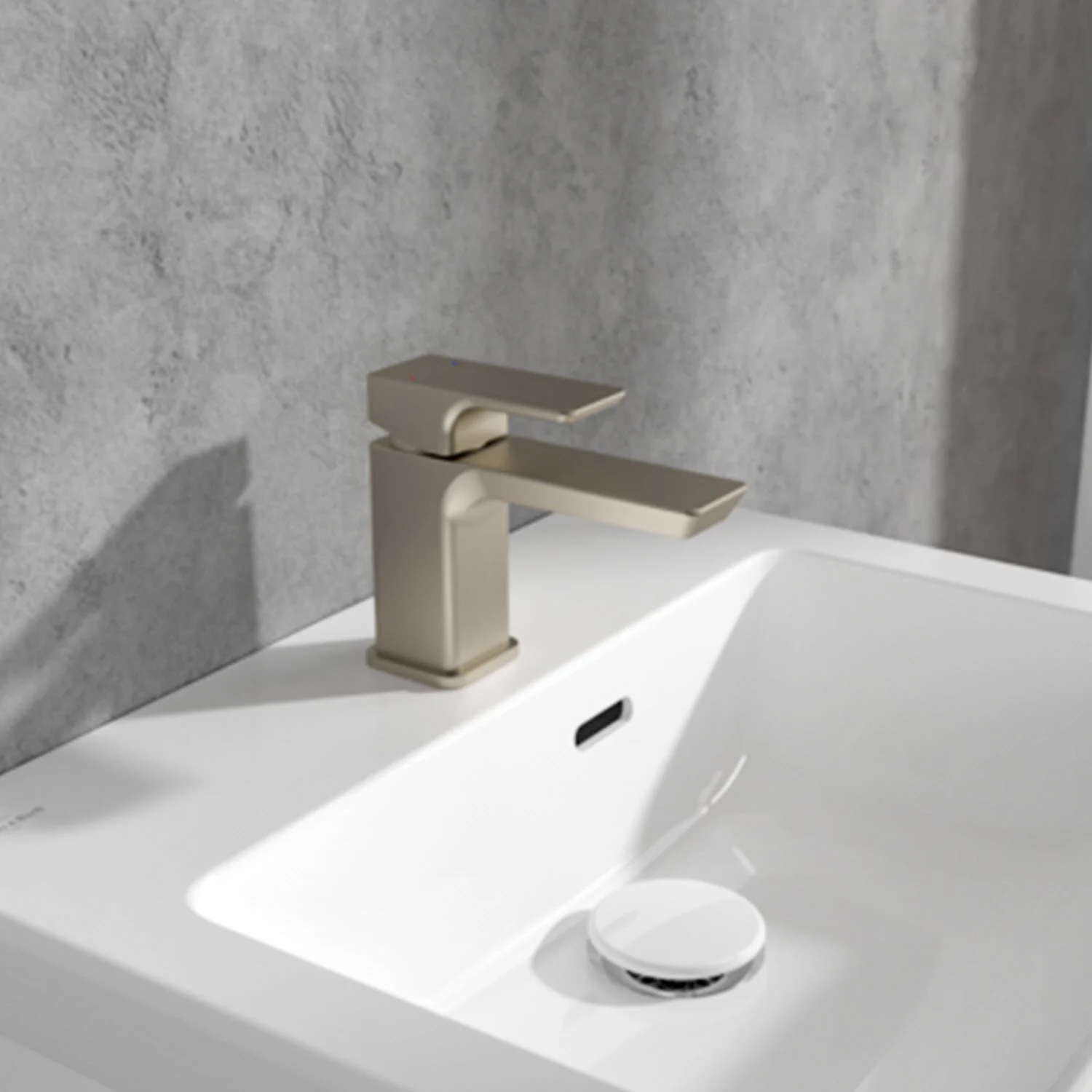 Beżowy kran na białej umywalce w łazience, Villeroy & Boch