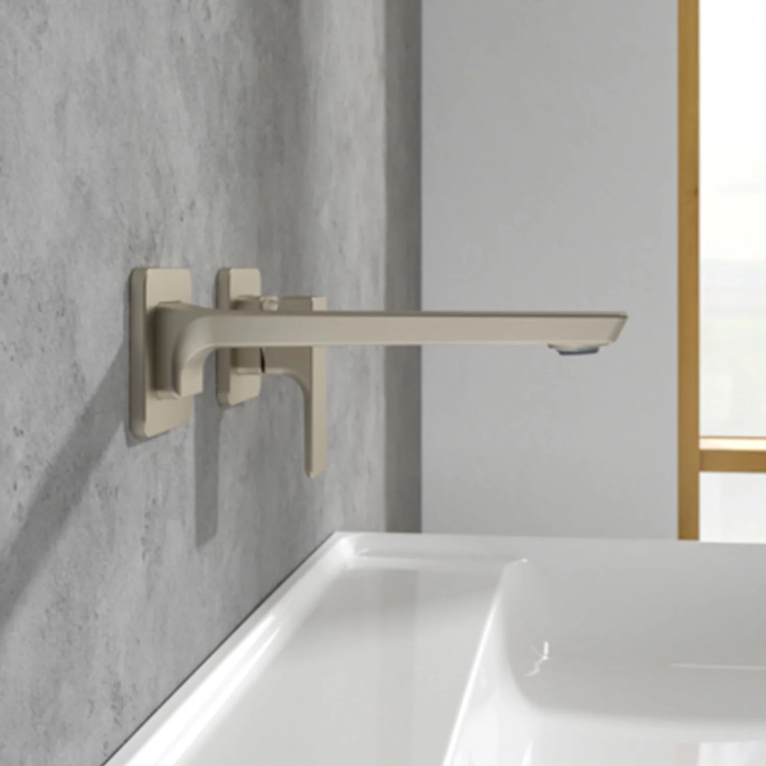 Beżowy kran ścienny nad umywalką, Villeroy & Boch