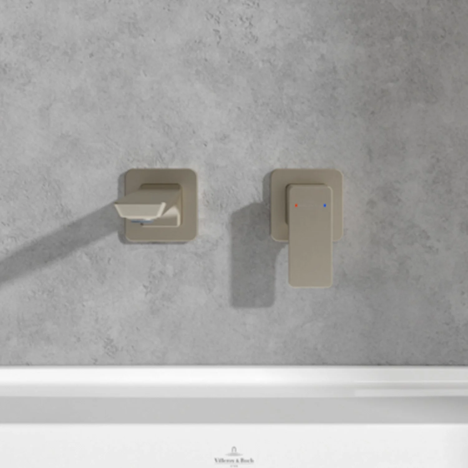 Beżowe armatury na szarej ścianie w łazience, Villeroy & Boch