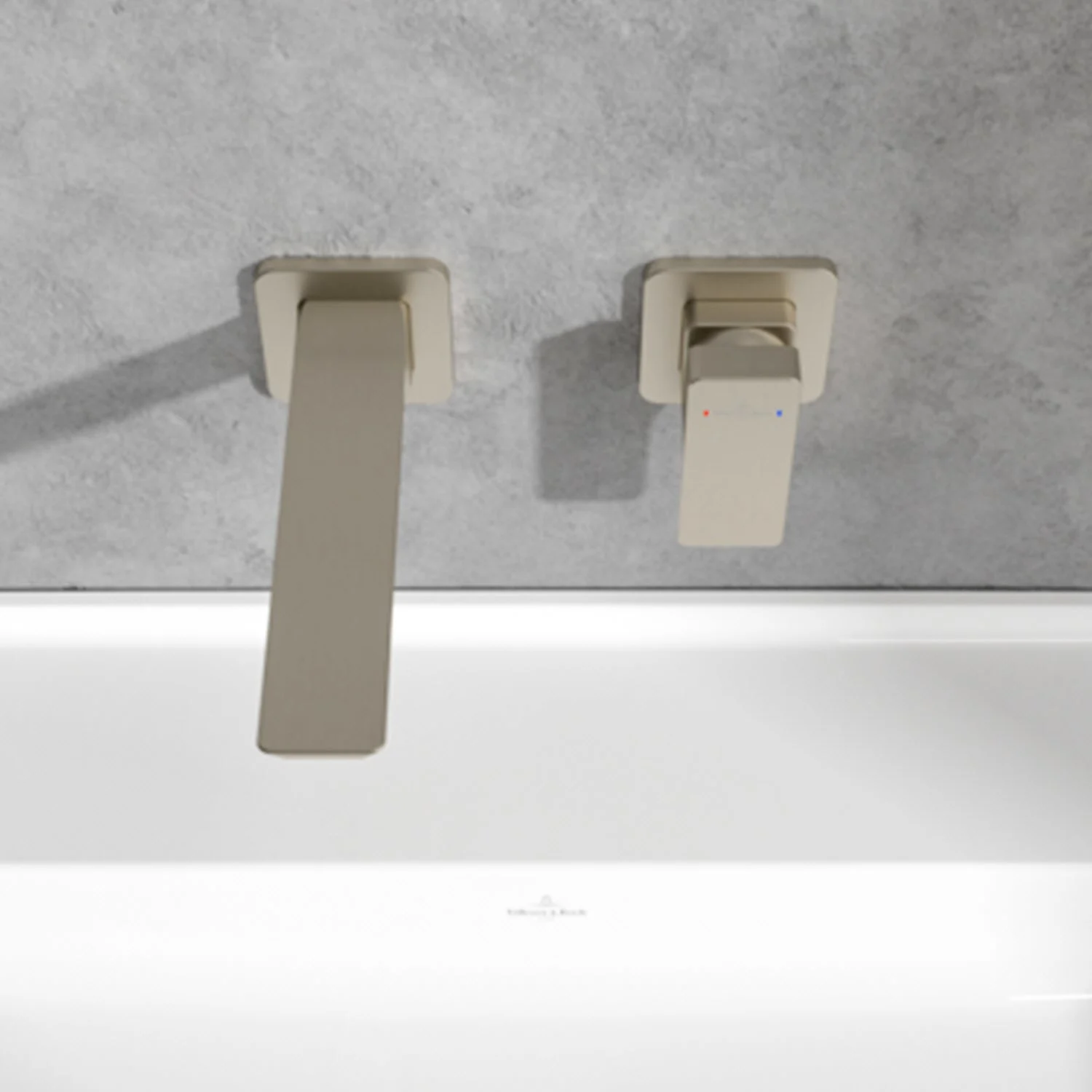 Zbliżenie na kran i armaturę w beżu, Villeroy & Boch