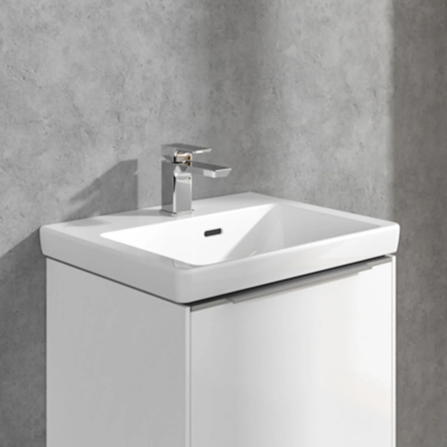 Zbliżenie na umywalkę z chromowaną baterią, Villeroy & Boch