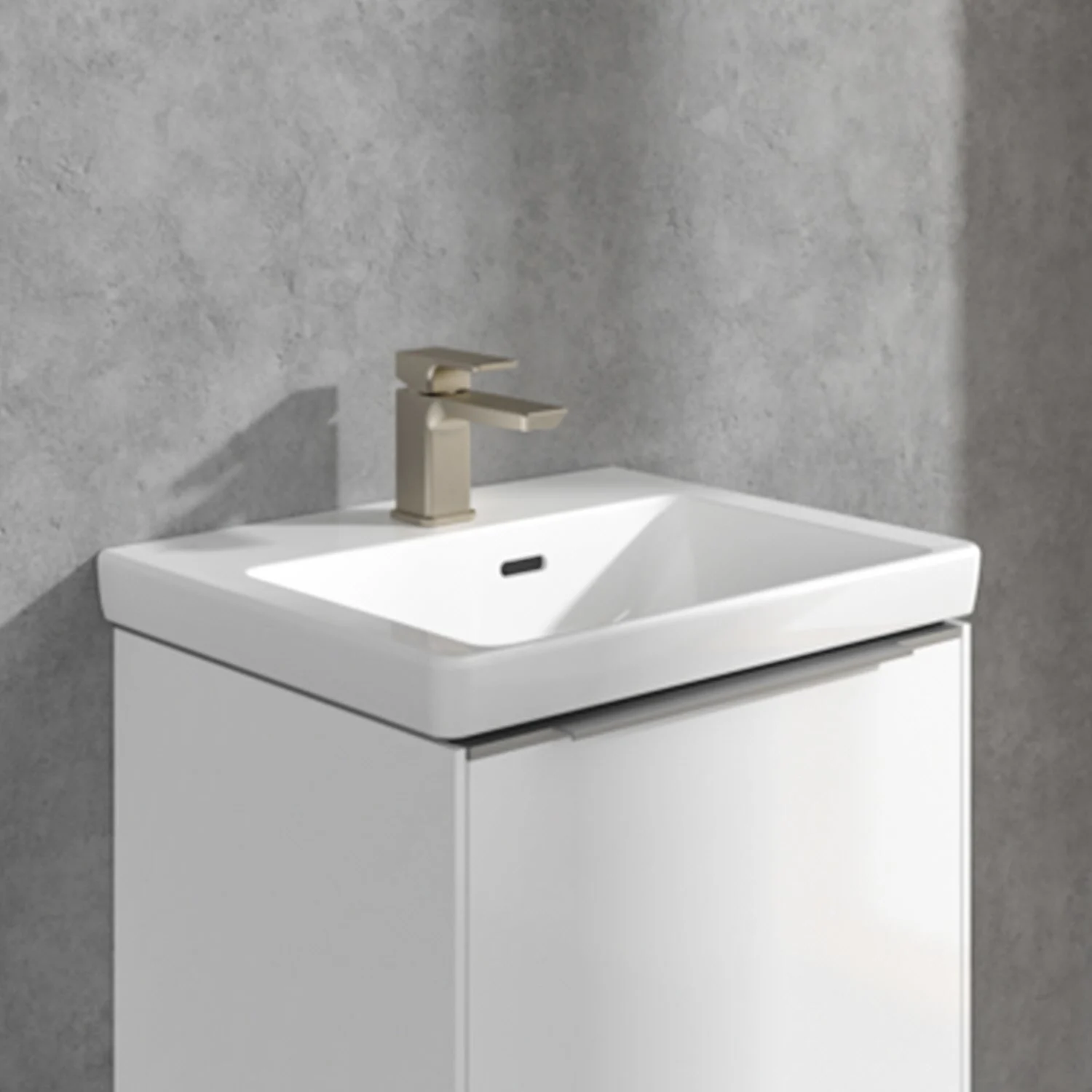 Zbliżenie na umywalkę z beżową baterią, Villeroy & Boch
